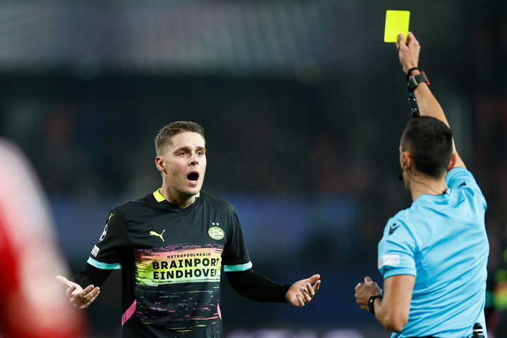 Joey Veerman kreeg geel tegen Stade Brest