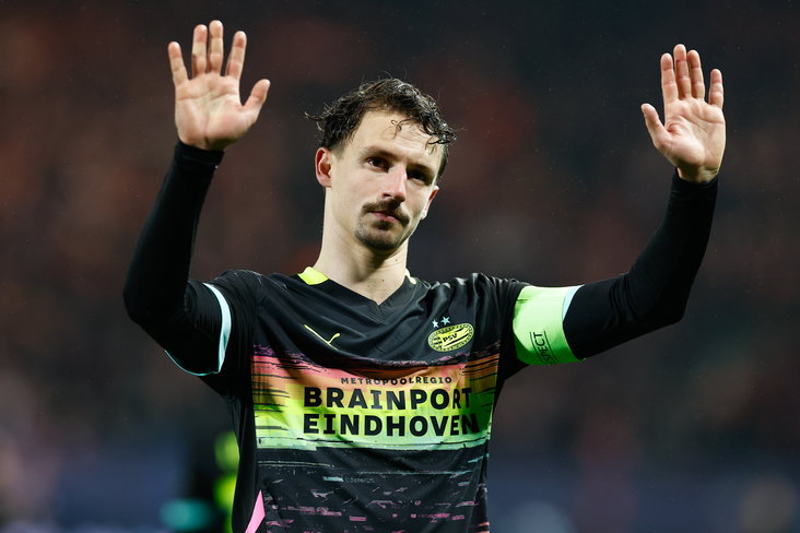 Olivier Boscagli verontschuldigt zich bij de meegereisde PSV-fans na het duel tegen Stade Brest
