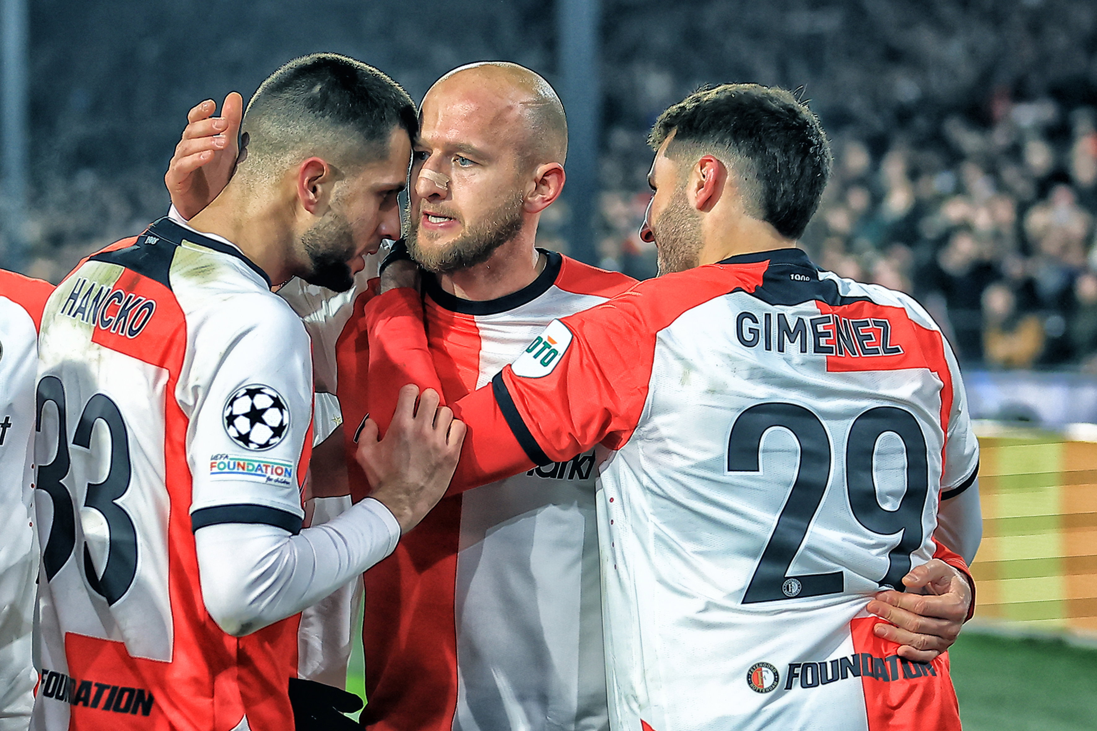 David Hancko, Gernot Trauner en Santiago Gimenez zijn blij na de goal