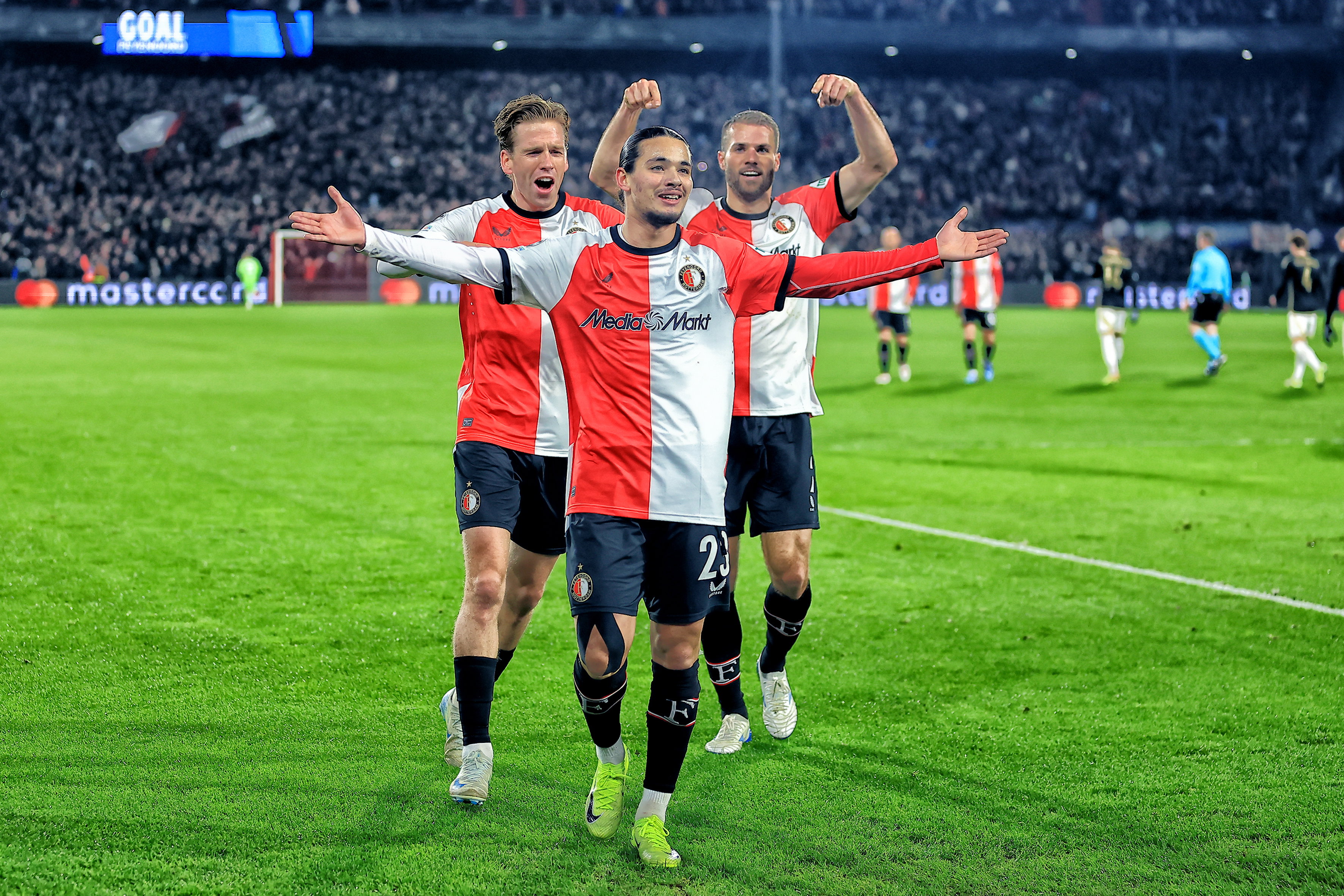 Anis Hadj Moussa is de gevierde man na zijn goal