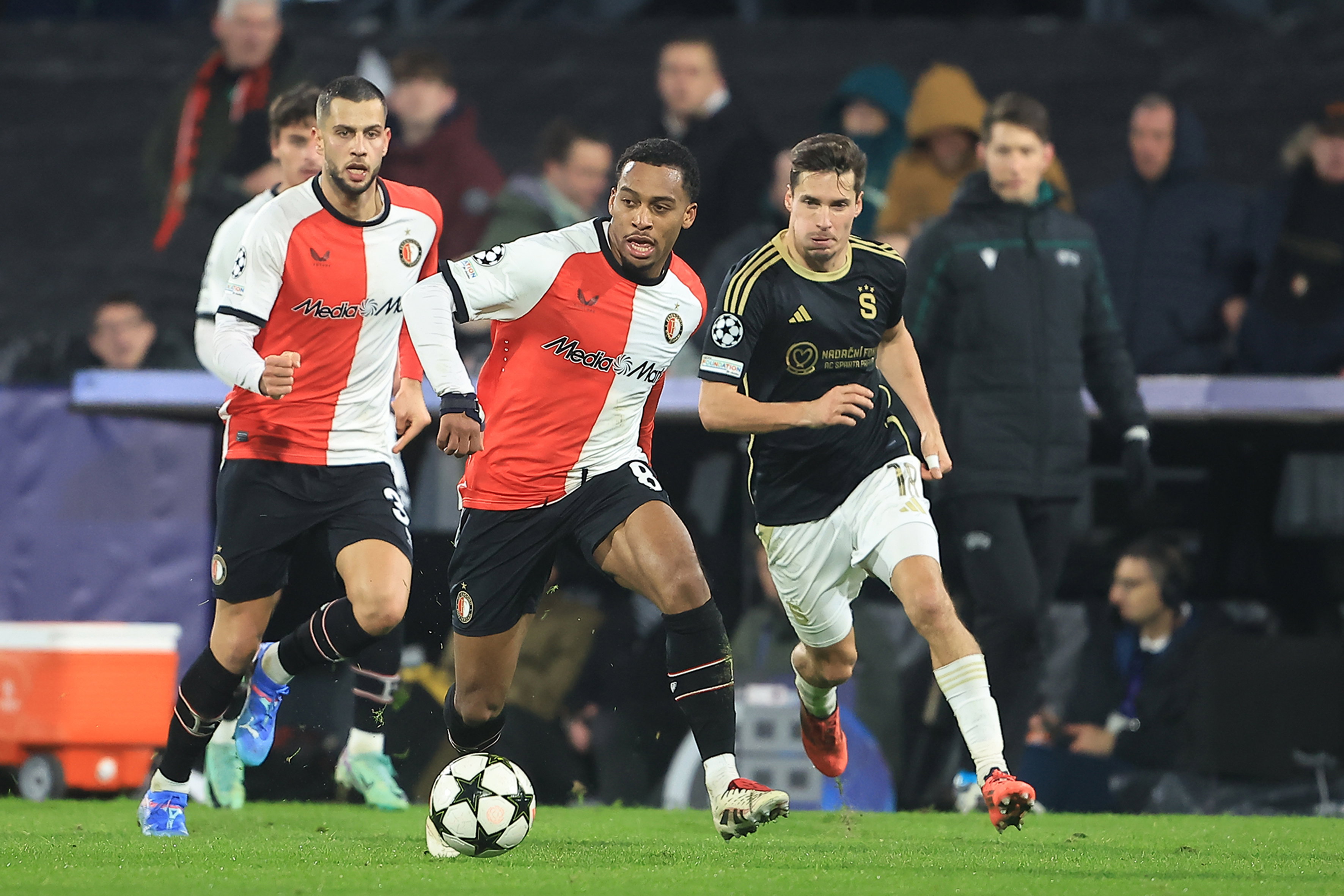 Quinten Timber in actie tegen Sparta Praag