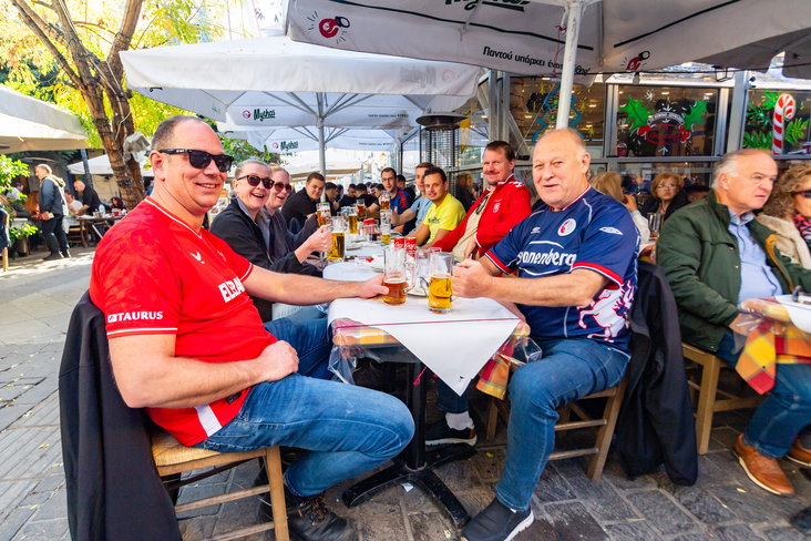 FC Twente-supporters genieten op het terras in Athene