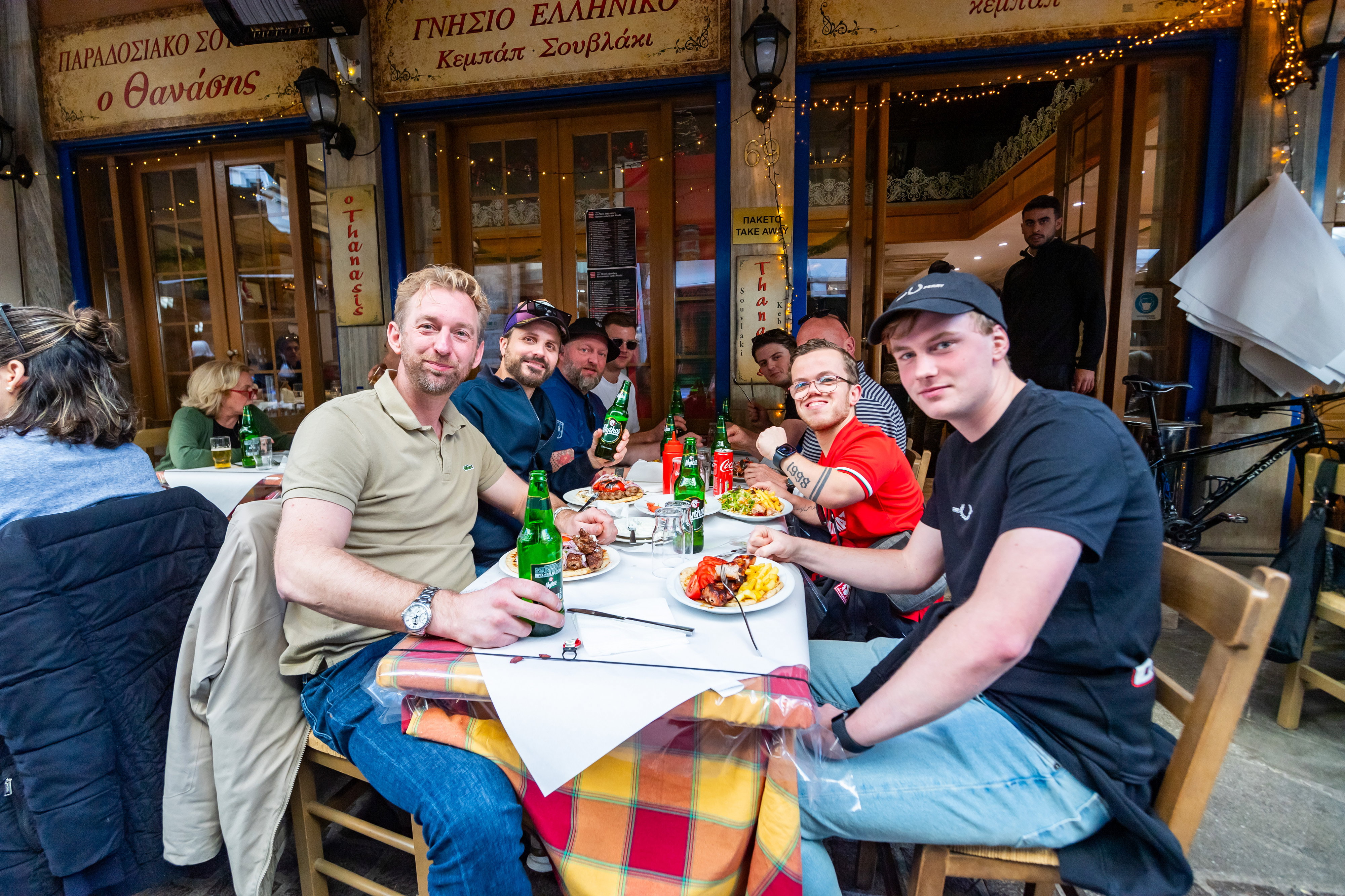 FC Twente-supporters op het terras in Athene