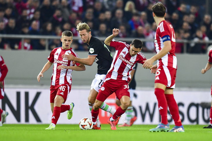 Michel Vlap in duel tegen Olympiacos