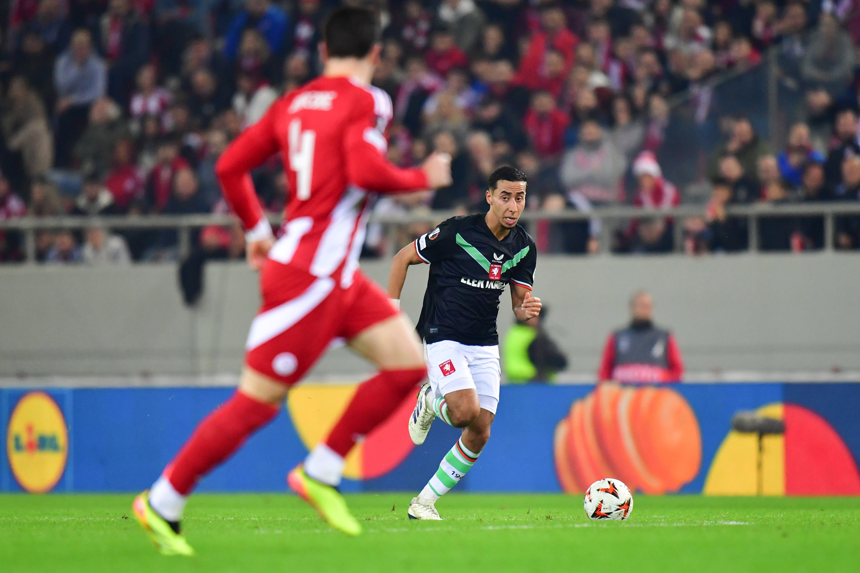 Anass Salah-Eddine aan de bal tegen Olympiakos