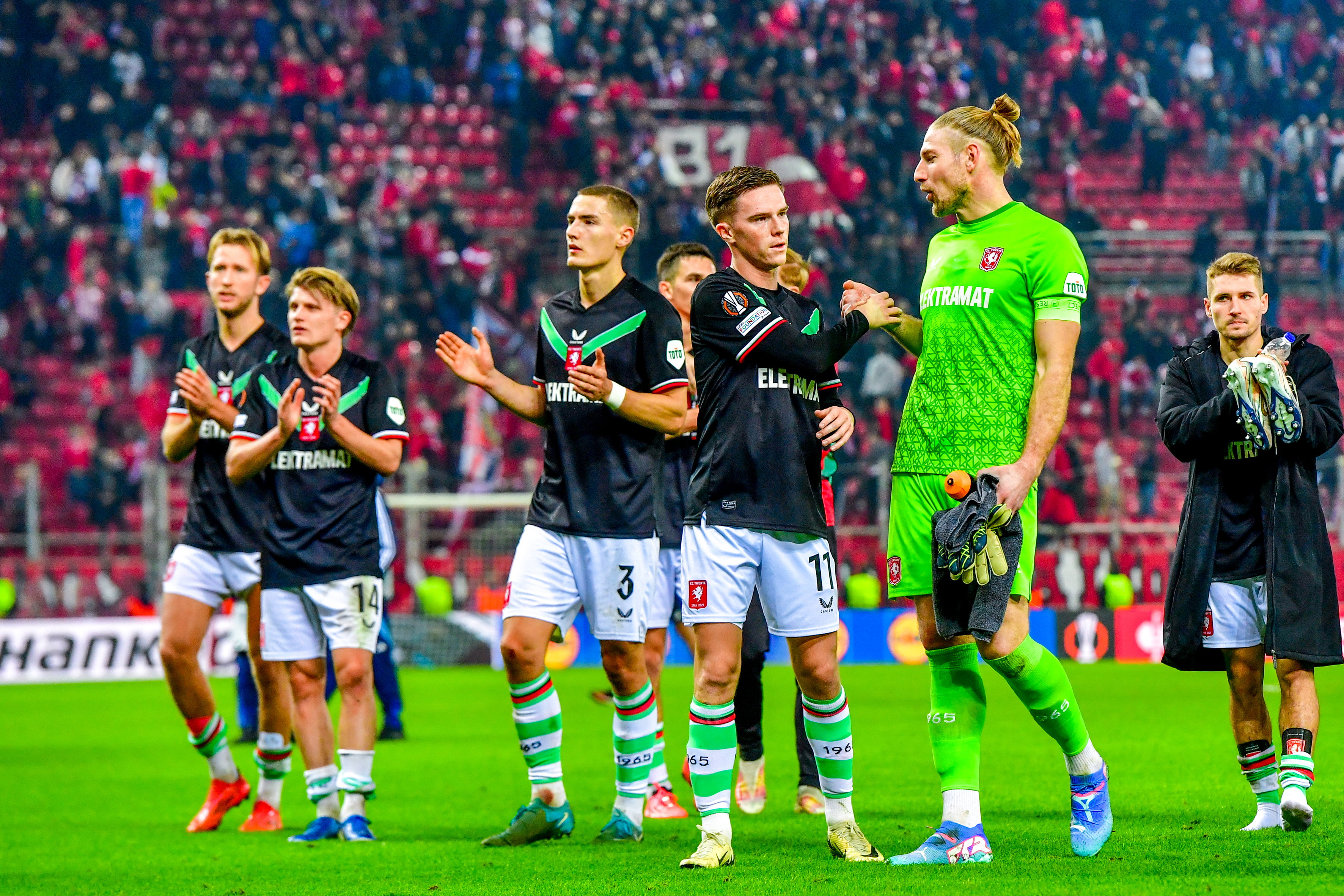 De FC Twente-spelers bedanken de fans in Griekenland