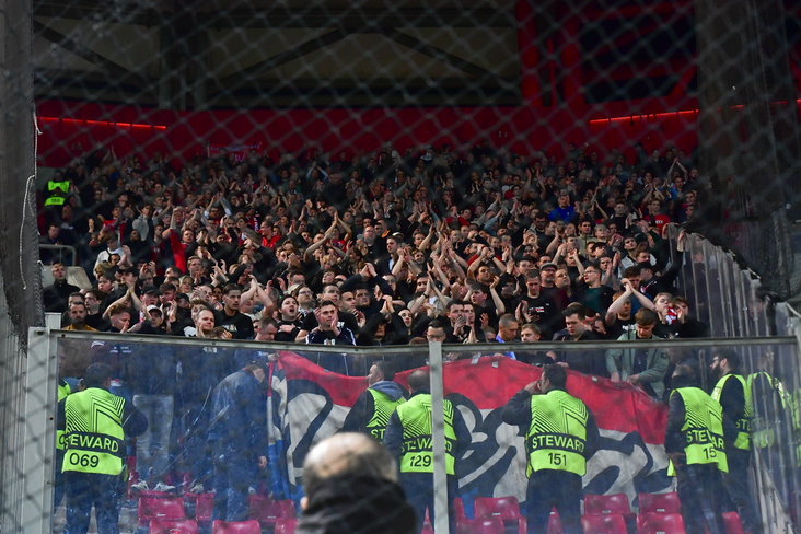 FC Twente-supporters in het uitvak bij Olympiakos