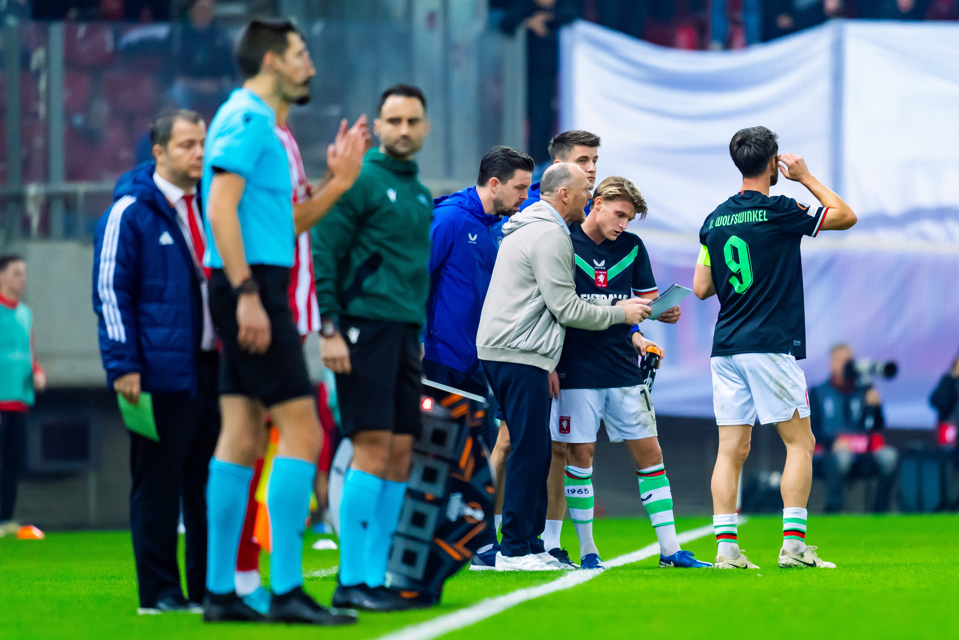 Sem Steijn krijgt aanwijzigingen van Joseph Oosting met naast hem Ricky van Wolfswinkel