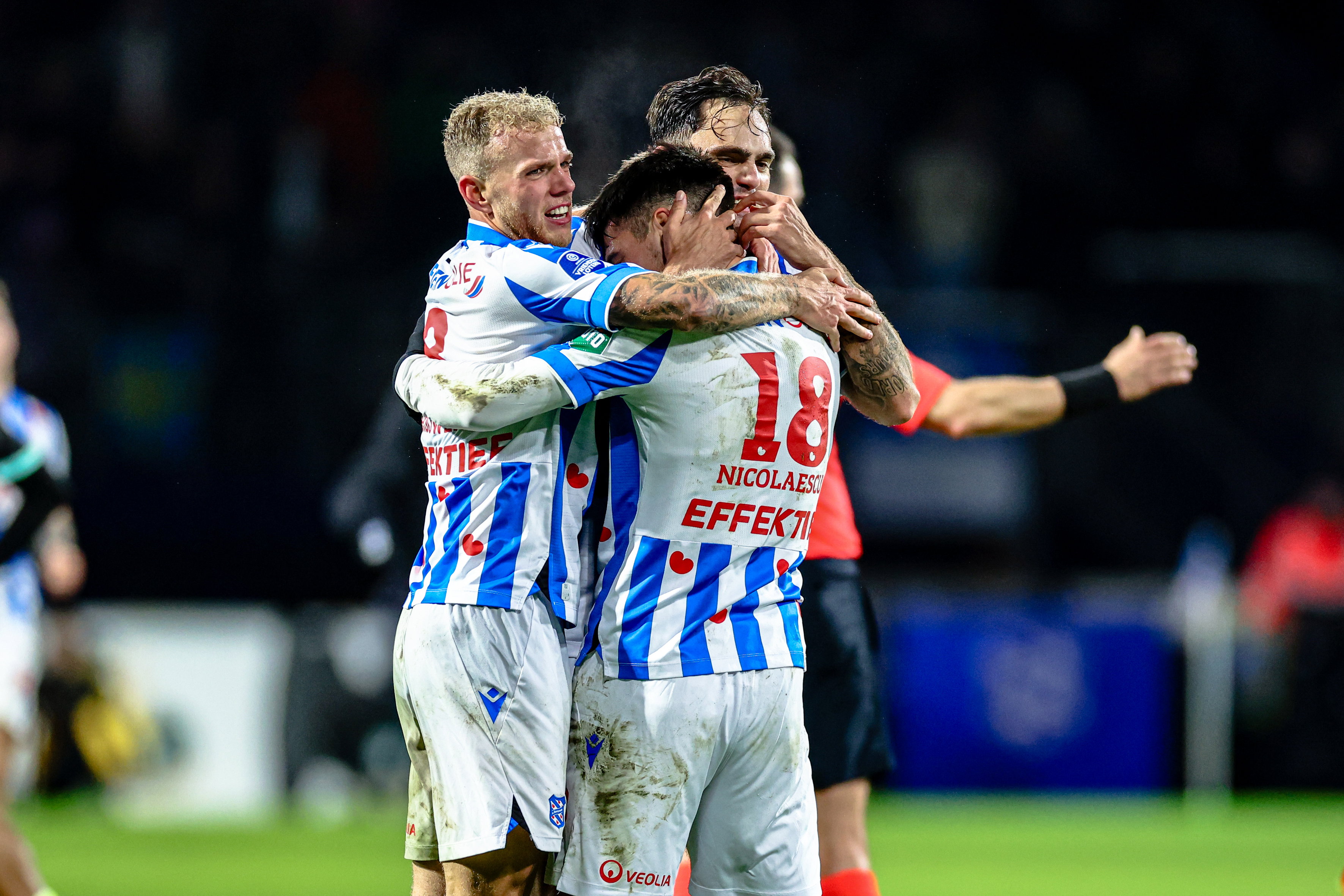 SC Heerenveen viert de treffer tegen PSV