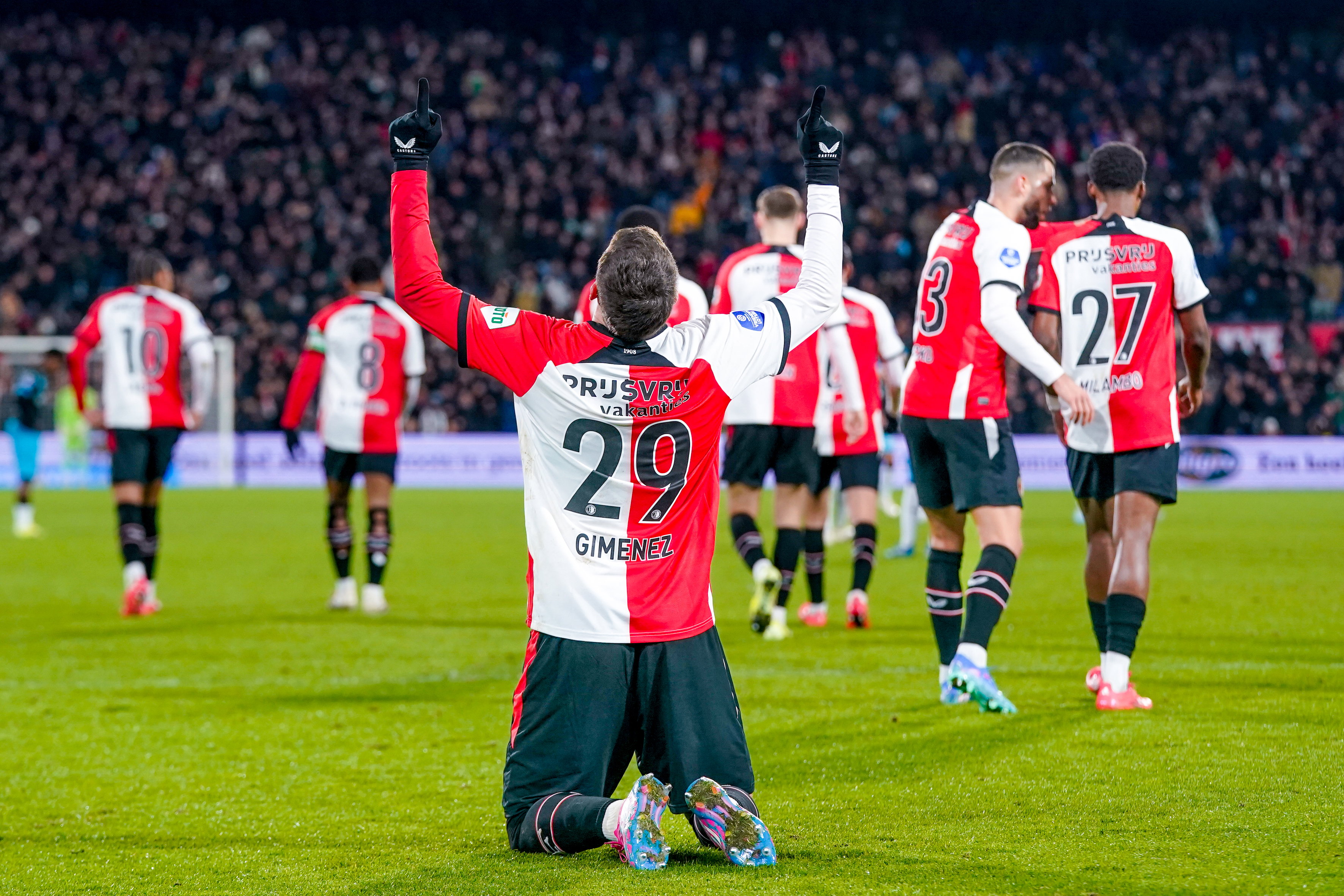 Santiago Gimenez viert zijn treffer tegen Heracles Almelo
