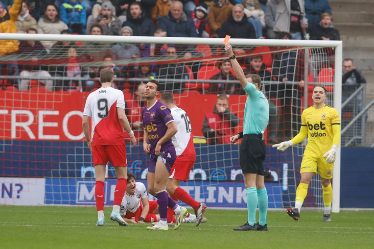 Enric Llansana krijgt rood in het duel tussen FC Utrecht - Go Ahead Eagles.