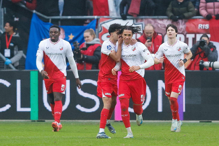 Adrian Blake wordt gefeliciteerd met zijn goal