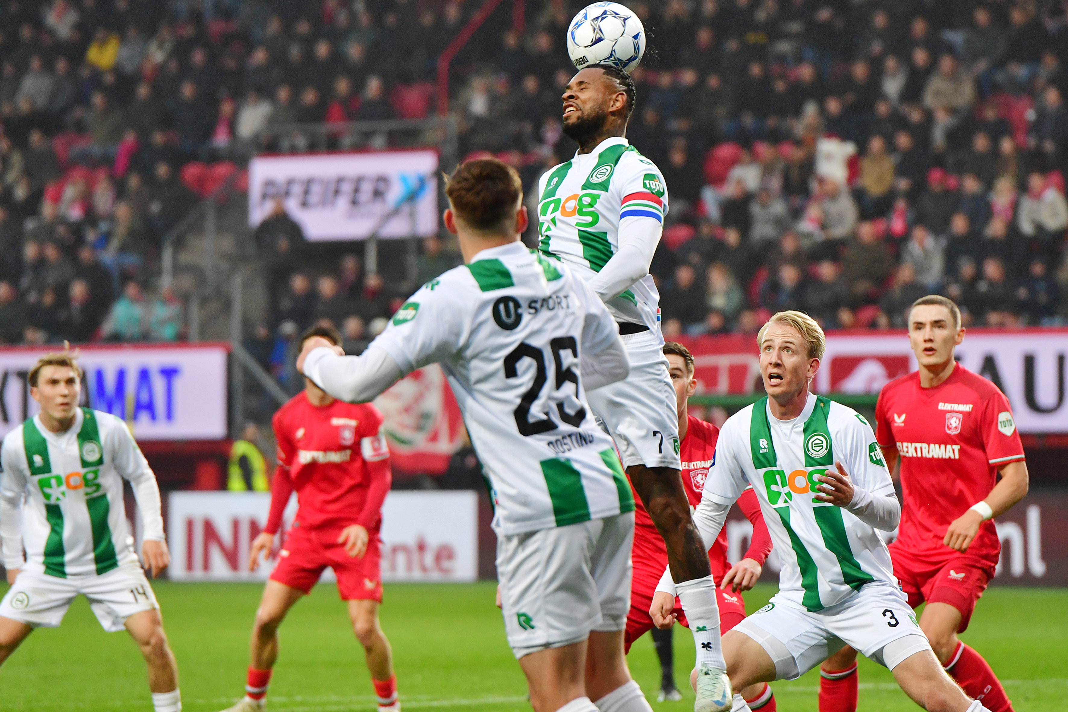 Leandro Bacuna kopt de bal weg