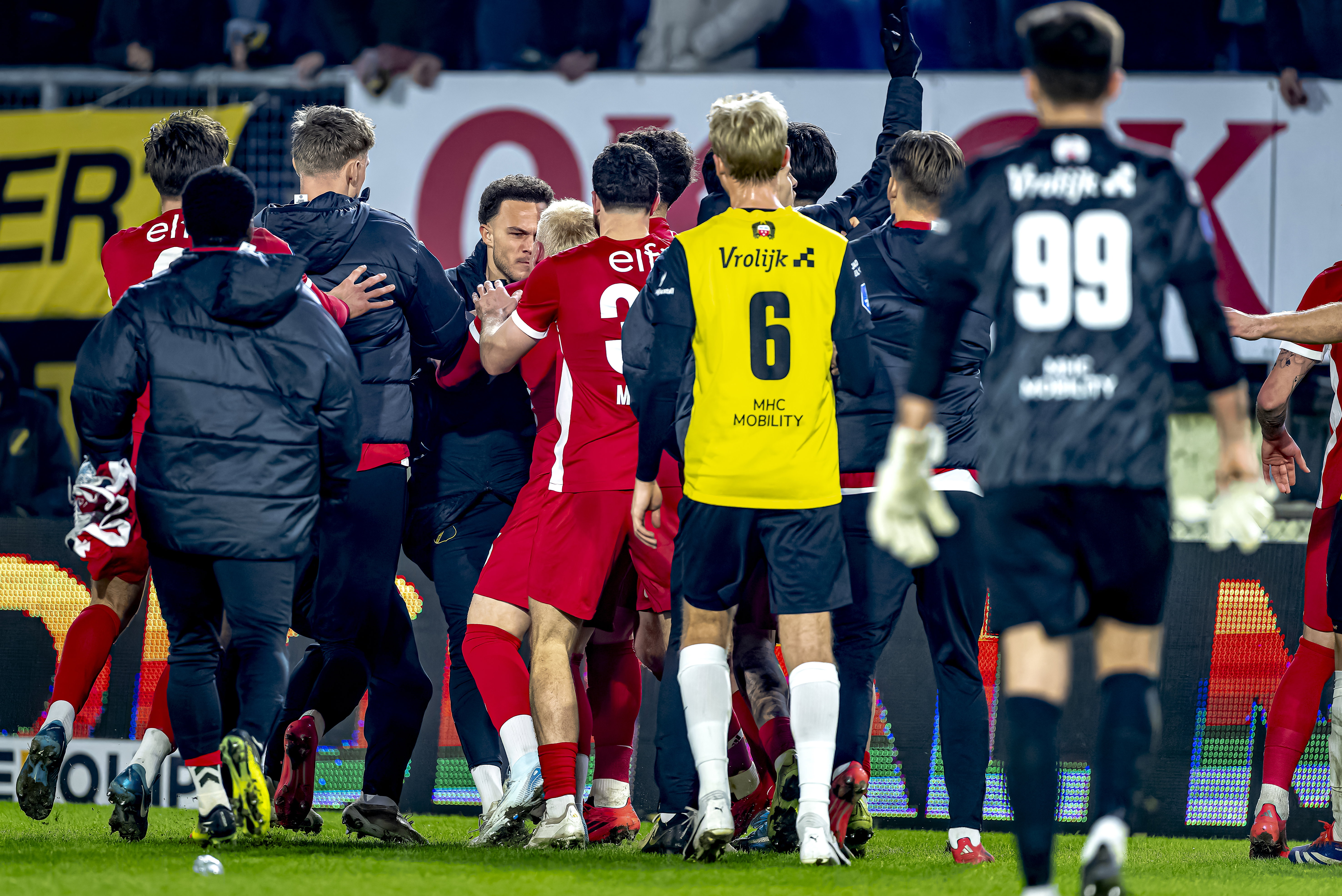 Een opstootje tussen spelers van NAC Breda en AZ