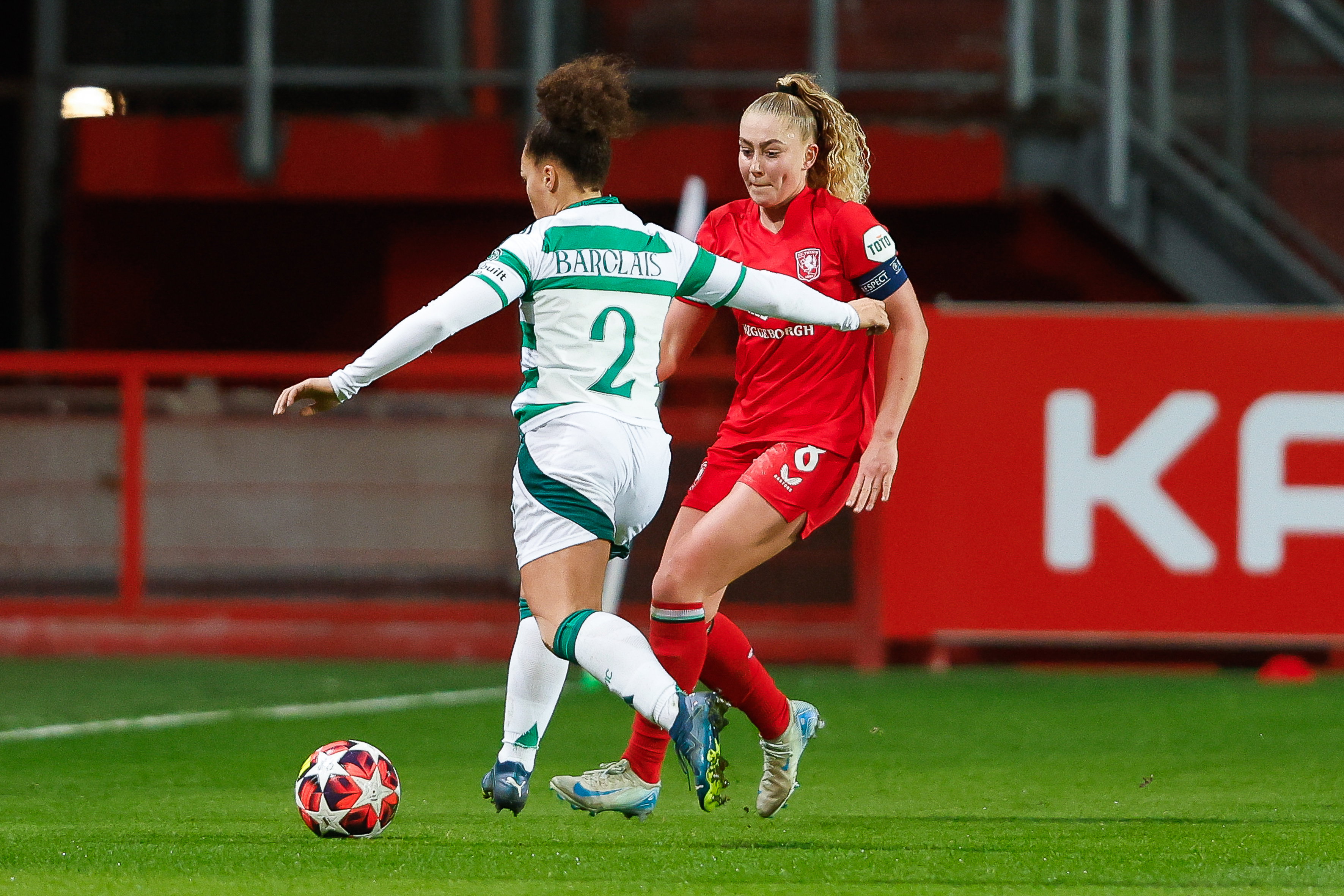Danique van Ginkel (FC Twente) in actie tegen Celtic
