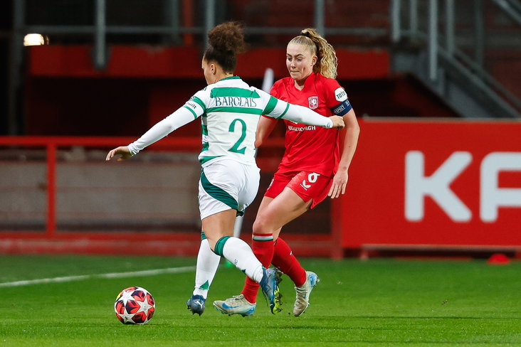 Danique van Ginkel (FC Twente) in actie tegen Celtic