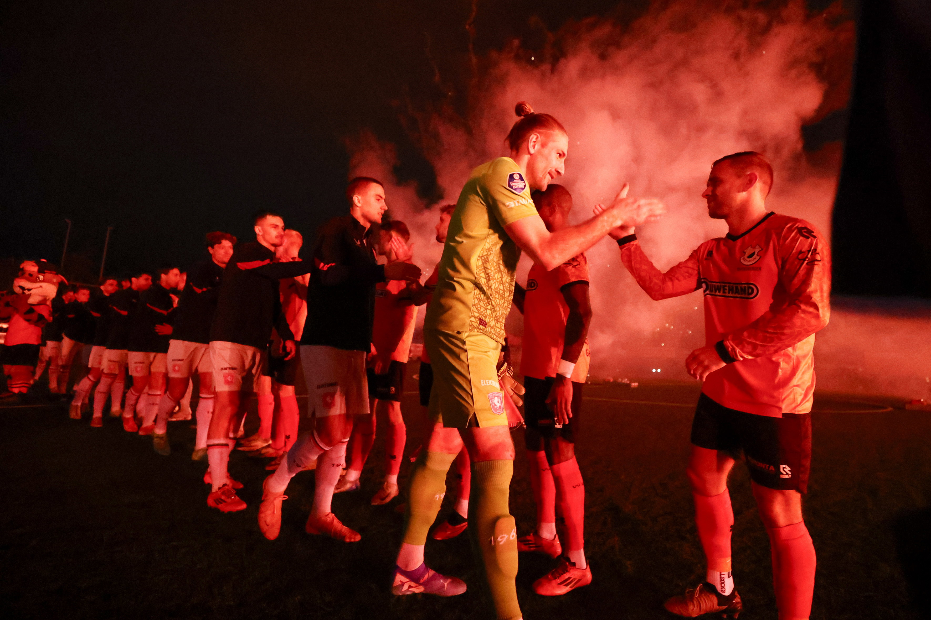 FC Twente en VV Katwijk wensen elkaar succes