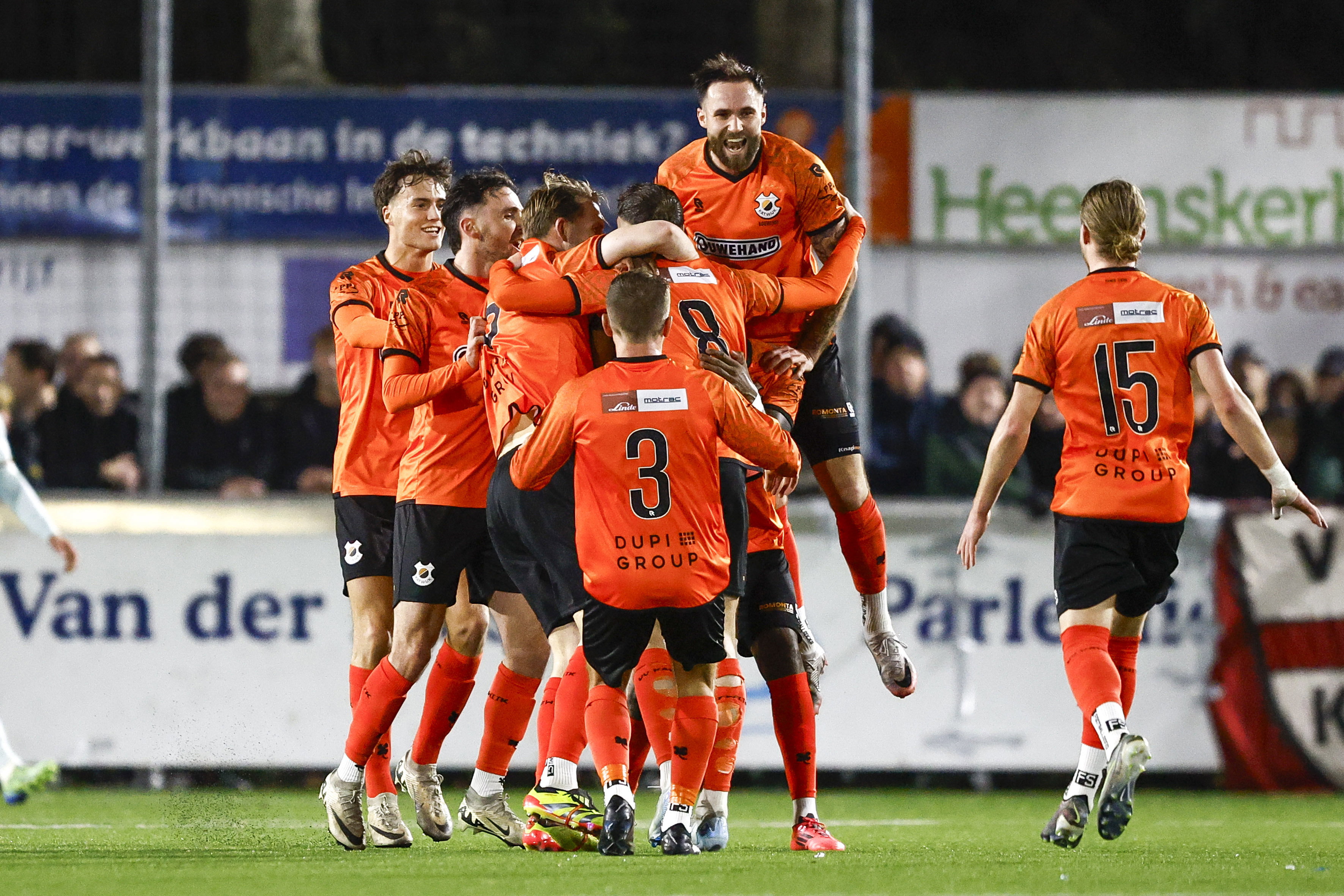 VV Katwijk juicht na een goal tegen FC Twente