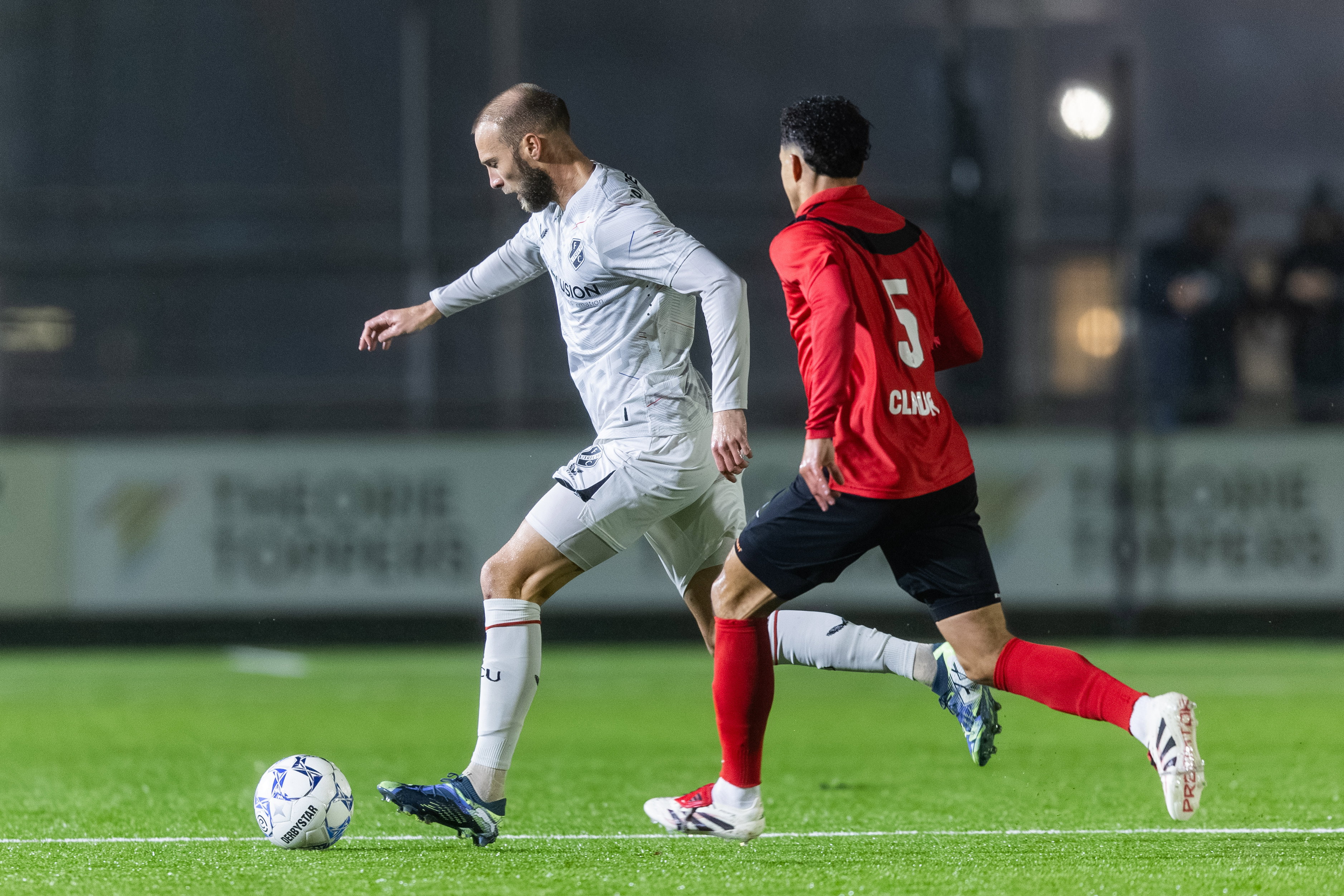 Mike van der Hoorn tegen AFC