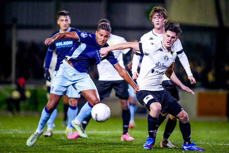 Denzel Hall in gevecht om de bal met Edon Fetahi