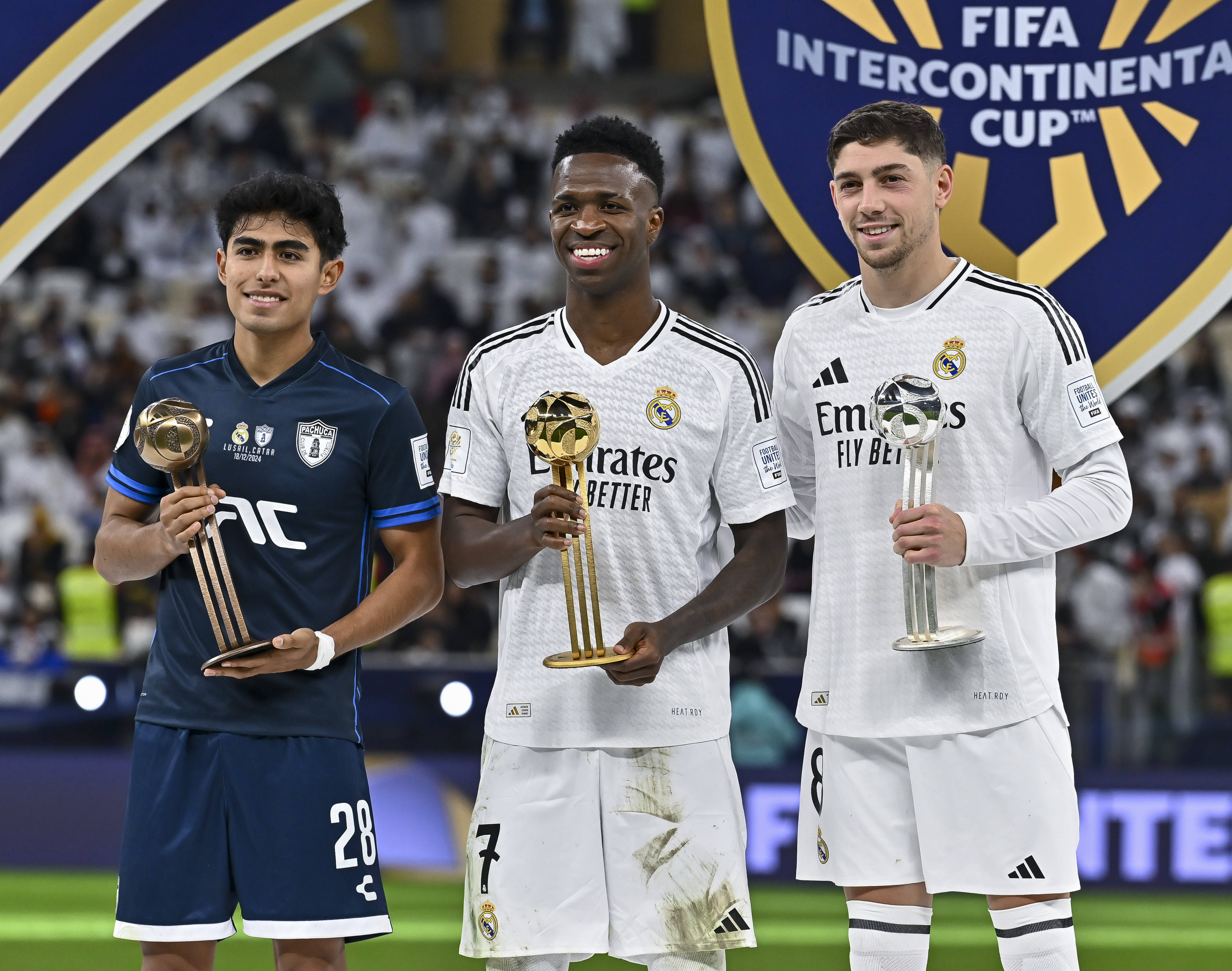 Elias Montiel (l) met Vinicius Junior (m) en Federico Valverde (r)