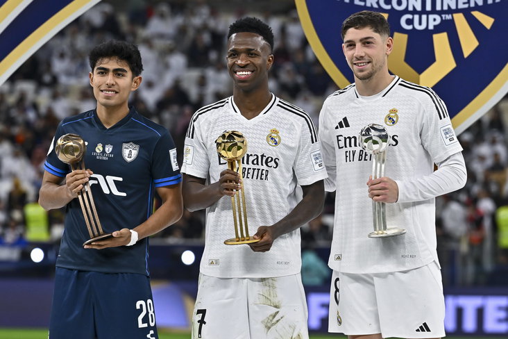 Elias Montiel (l) met Vinicius Junior (m) en Federico Valverde (r)