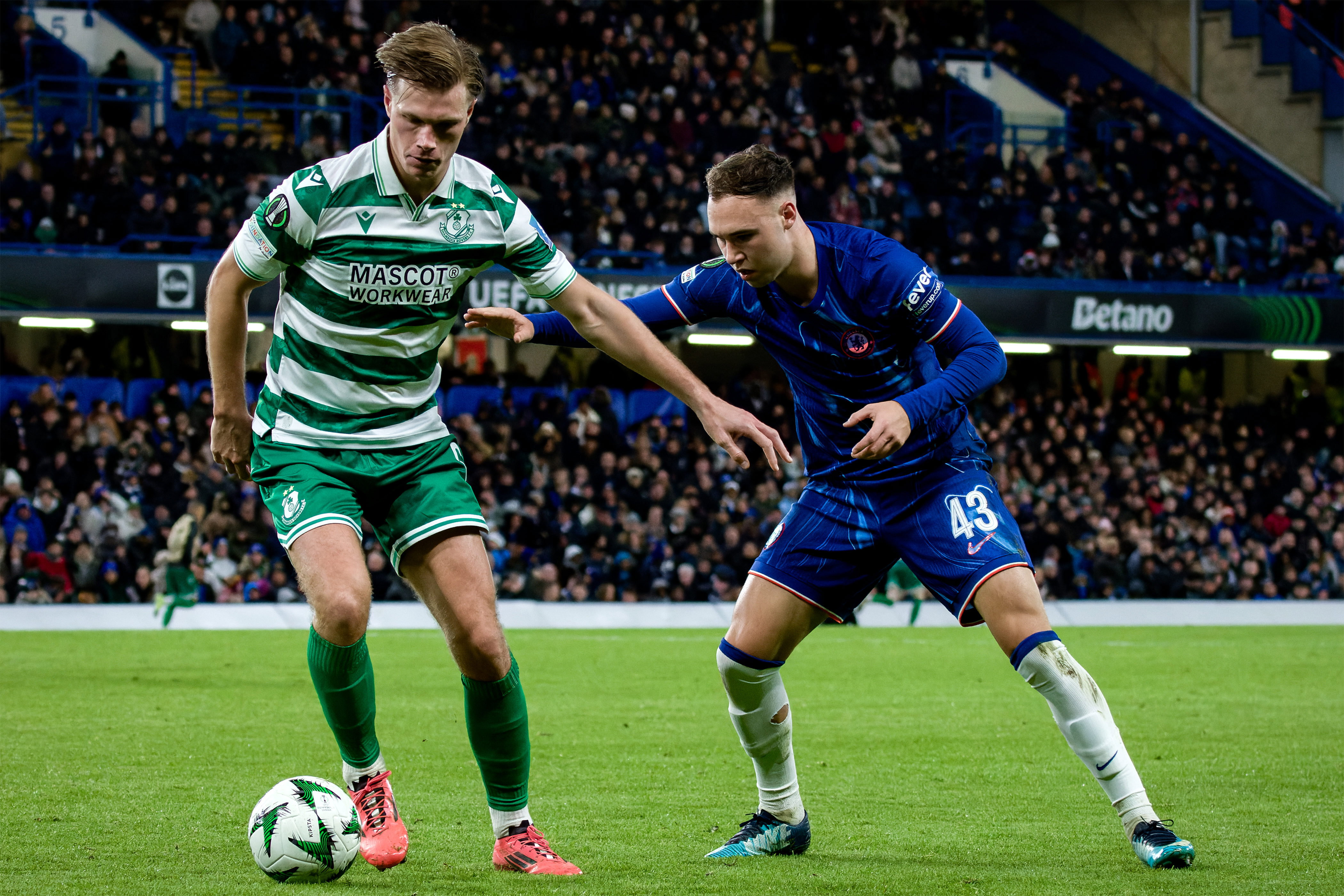Harvey Vale (rechts) namens Chelsea in de Conference League