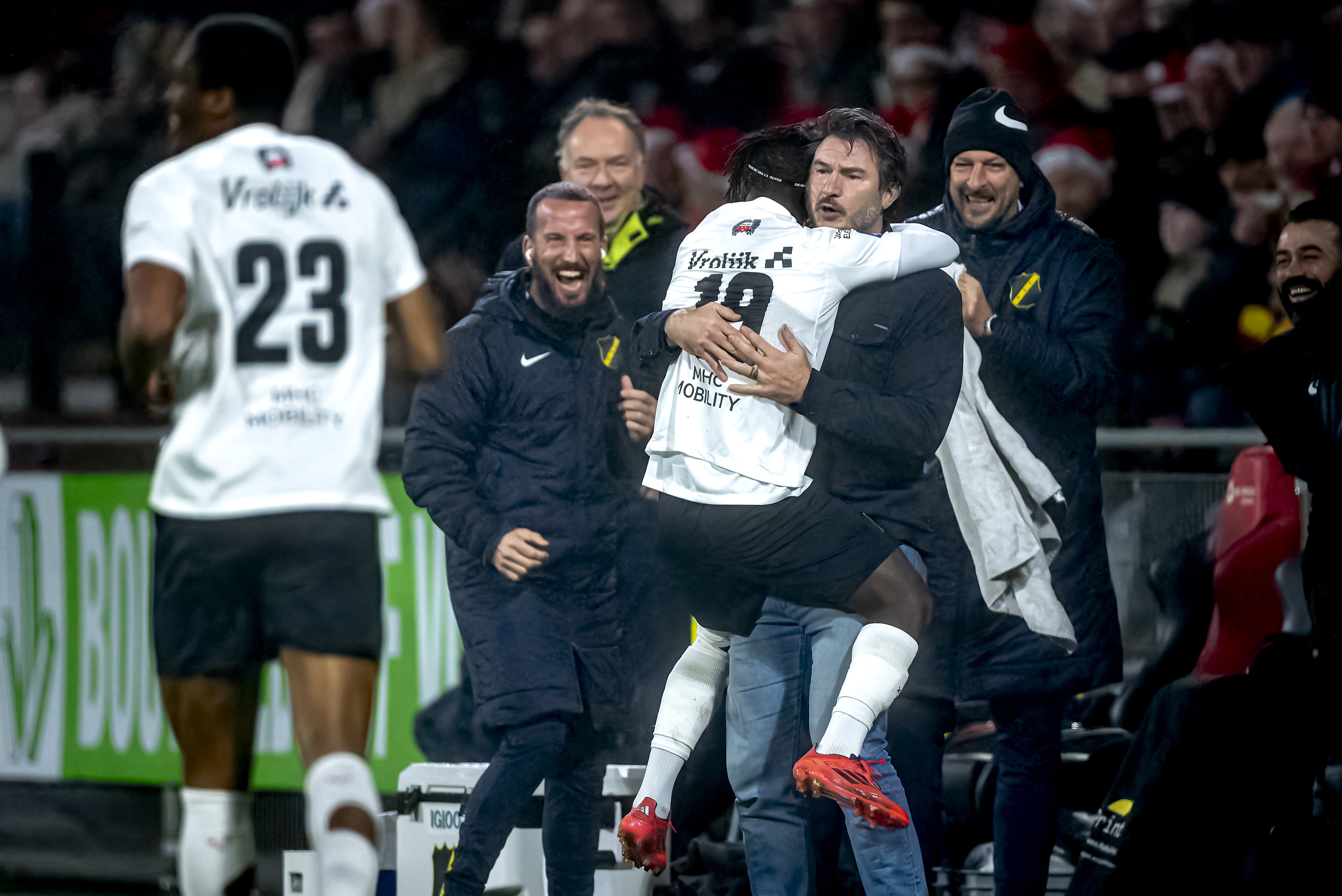 Saná Fernandes omhelst Carl Hoefkens (NAC Breda trainer) na zijn treffer
