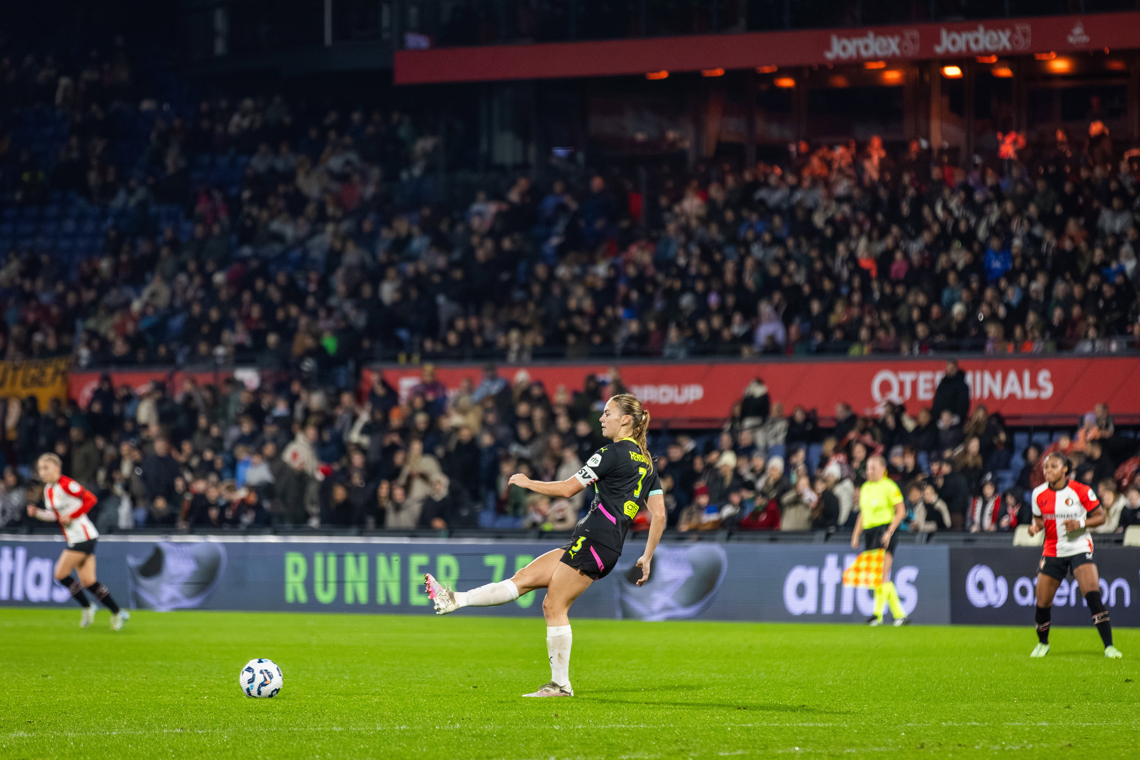 Gwyneth Hendriks (PSV) aan de bal in De Kuip