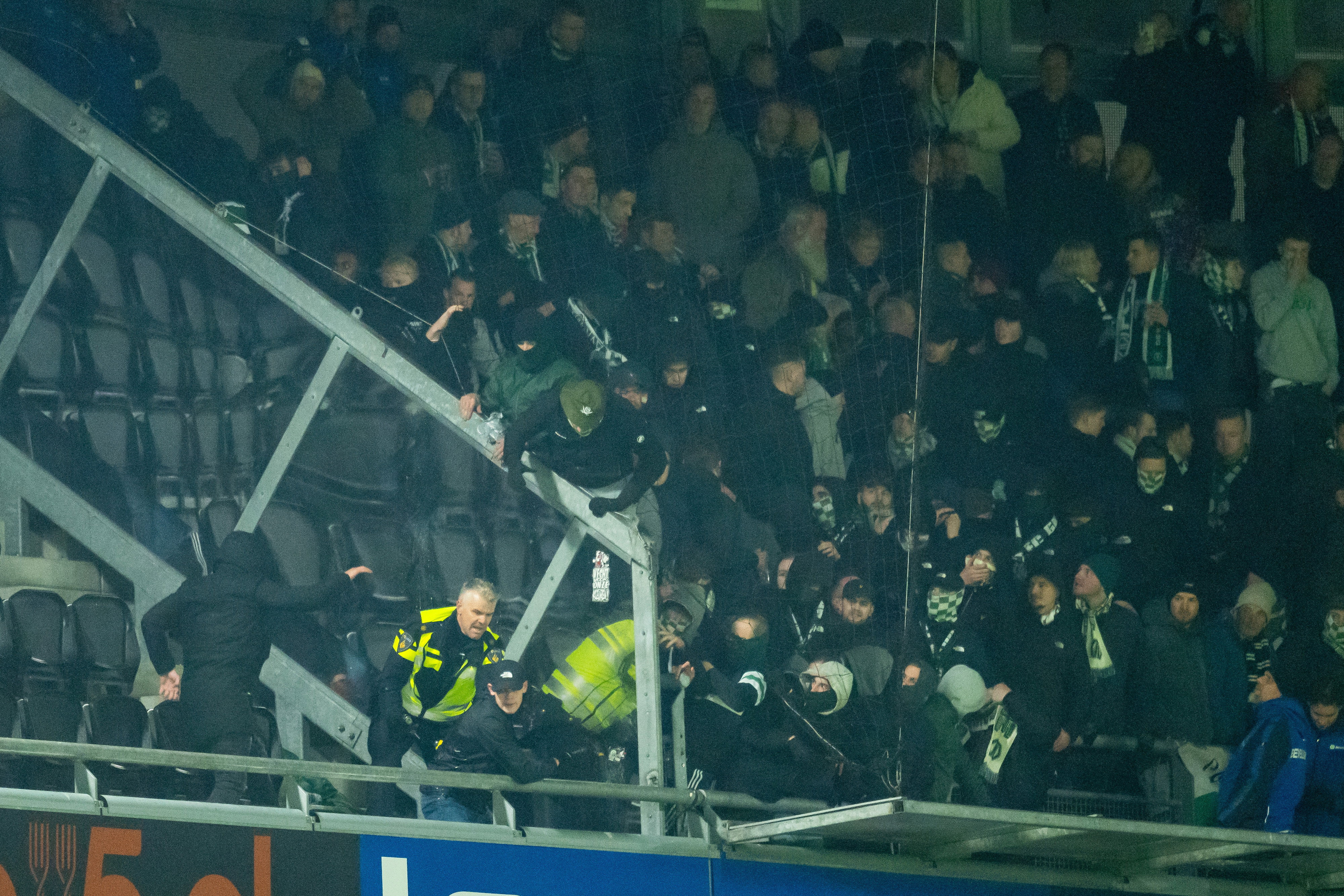 FC Groningen-supporters in het uitvak in de Asito Stadion