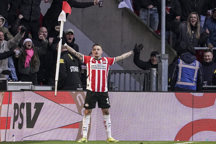Noa Lang viert zijn treffer tegen Feyenoord