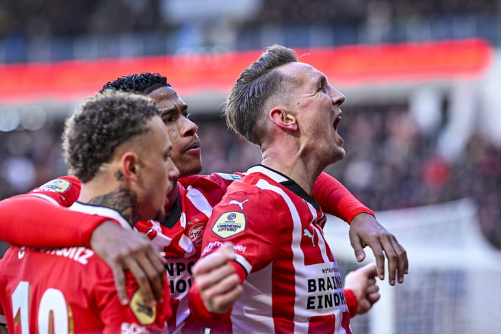 Luuk de Jong viert zijn treffer tegen Feyenoord