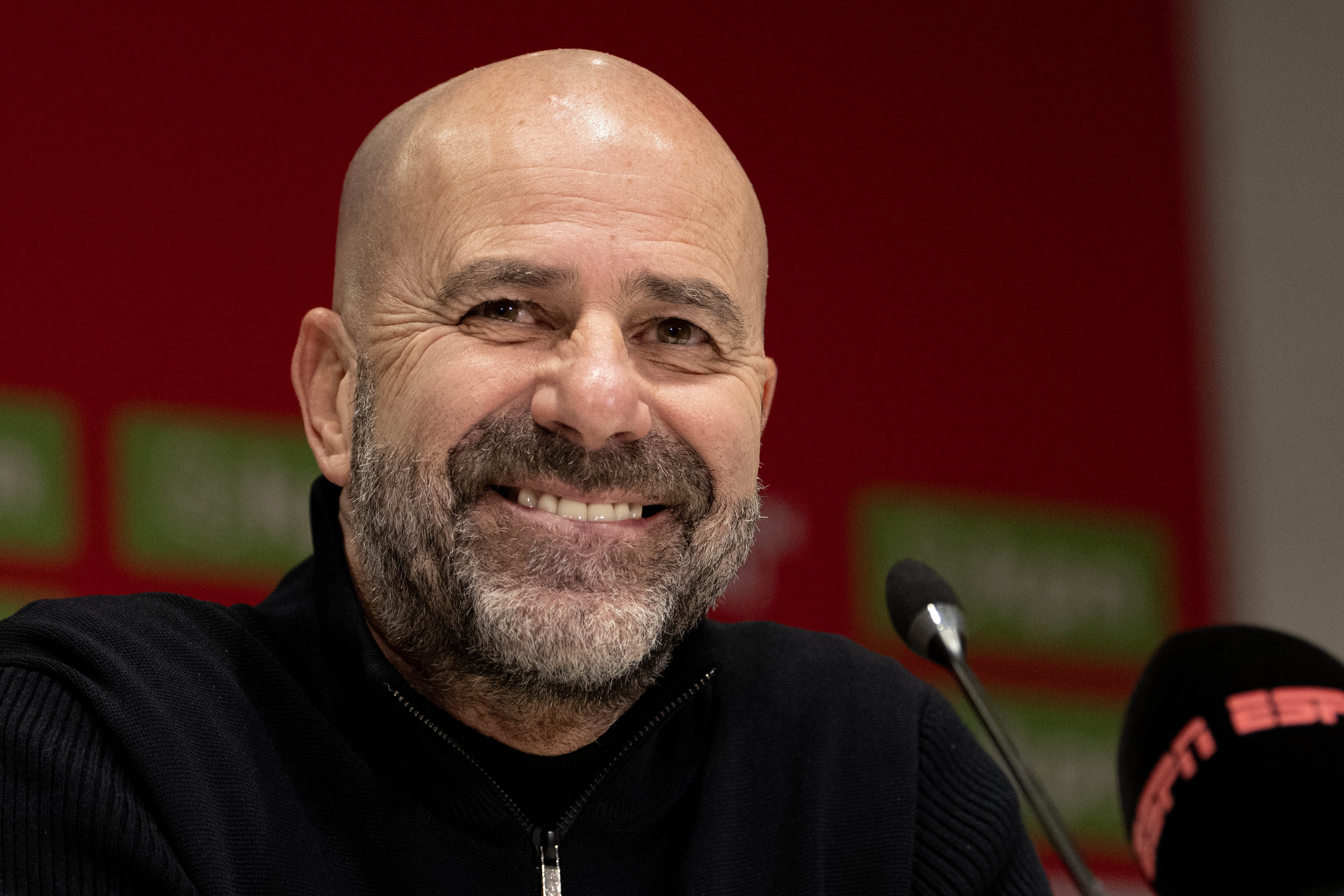 Peter Bosz op een persconferentie