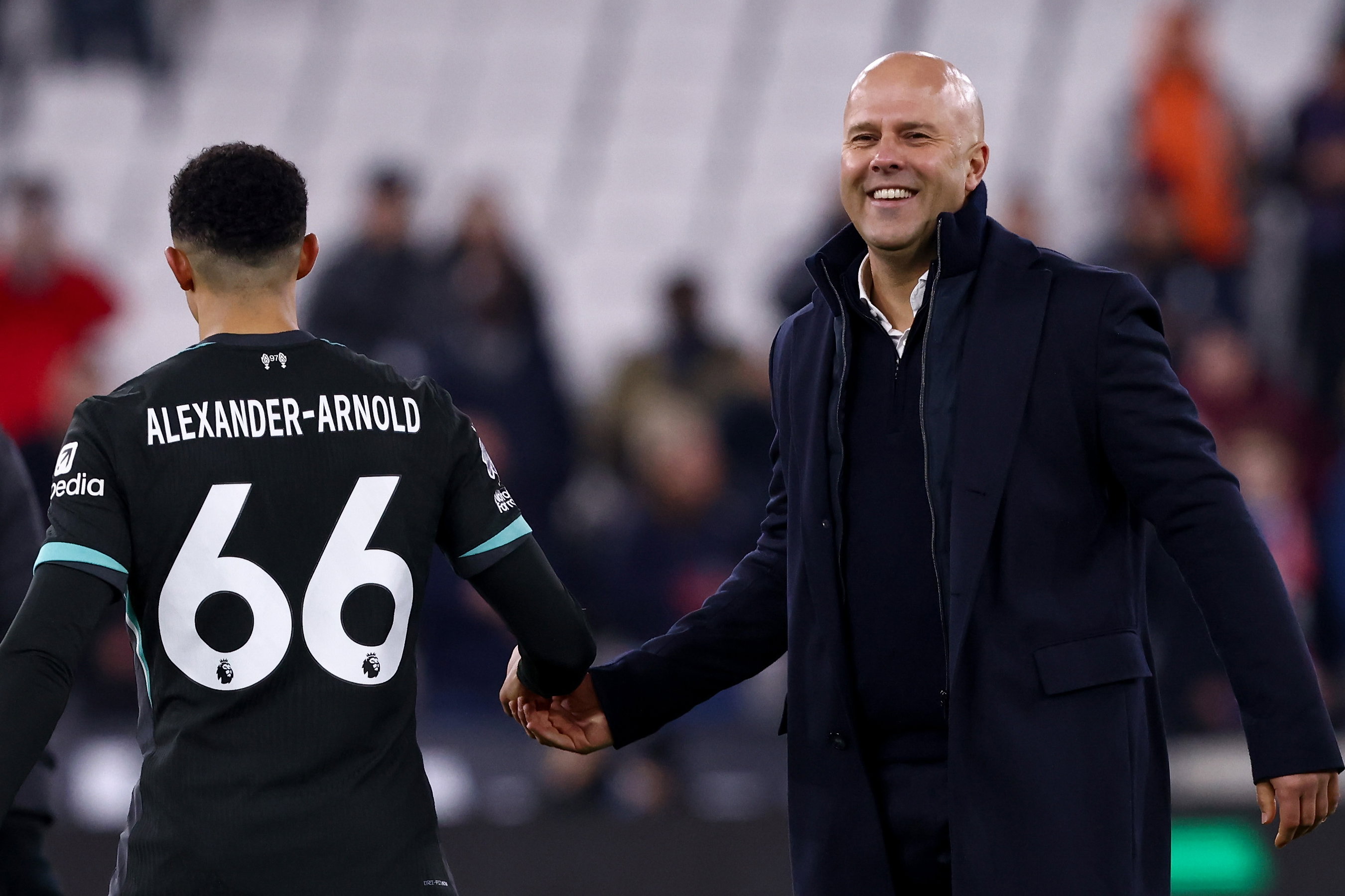 Arne Slot lacht naar Trent Alexander-Arnold