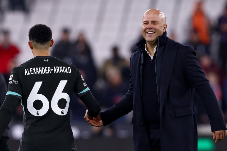 Arne Slot lacht naar Trent Alexander-Arnold