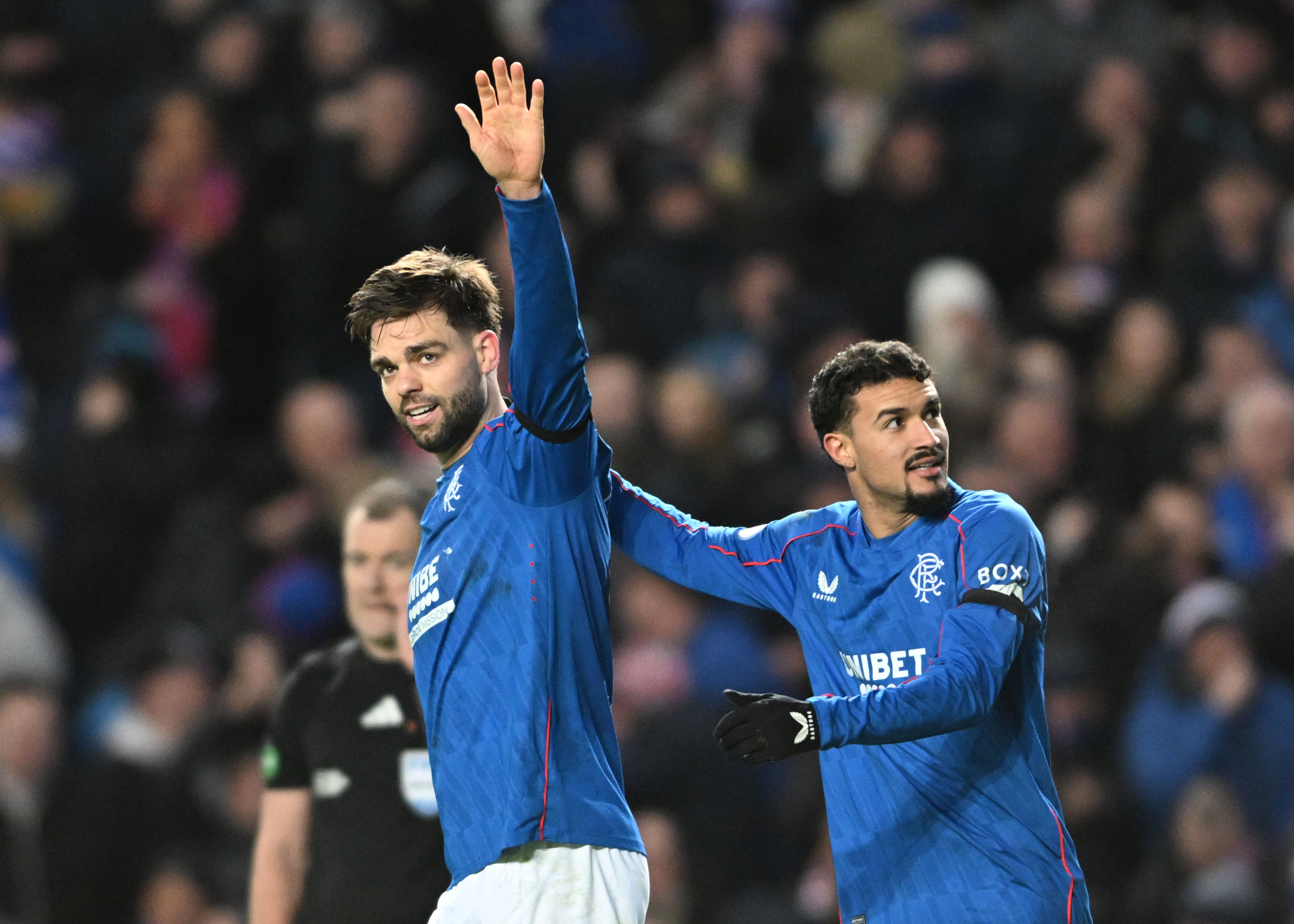 Robin Propper juicht na zijn goal in de Old Firm