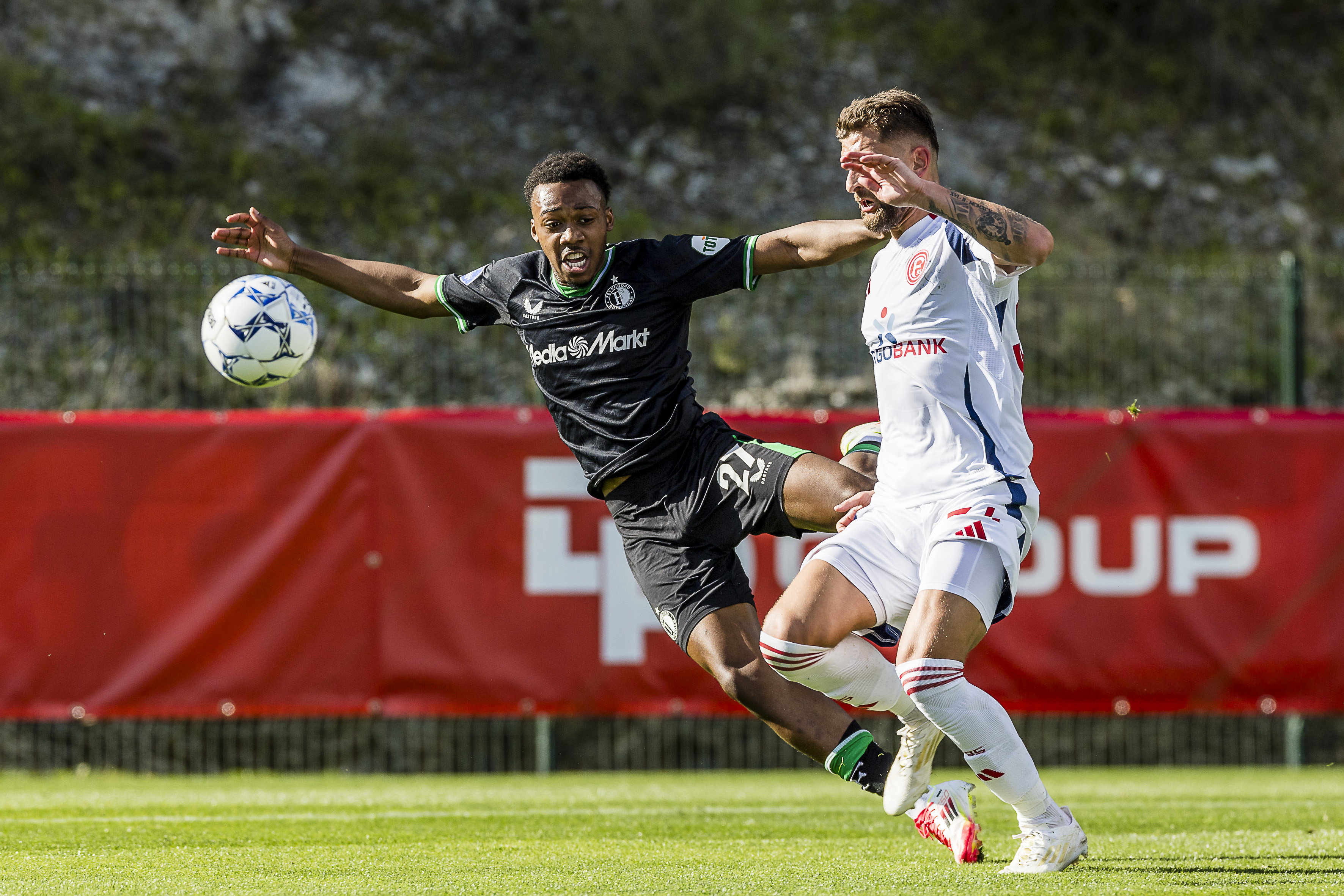 Antoni Milambo in actie tegen Fortuna Düsseldorf