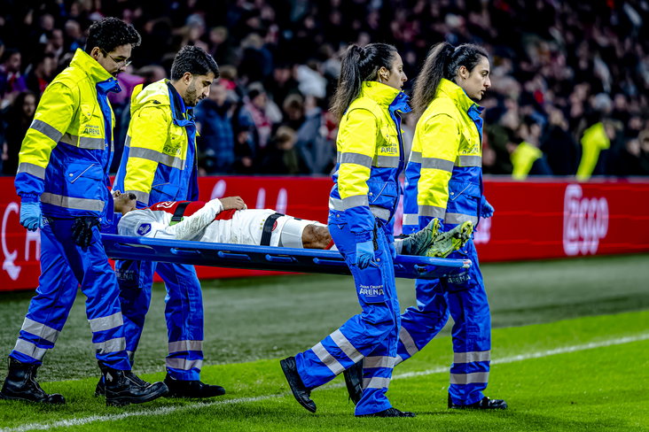Owen Wijndal met een brancard afgevoerd