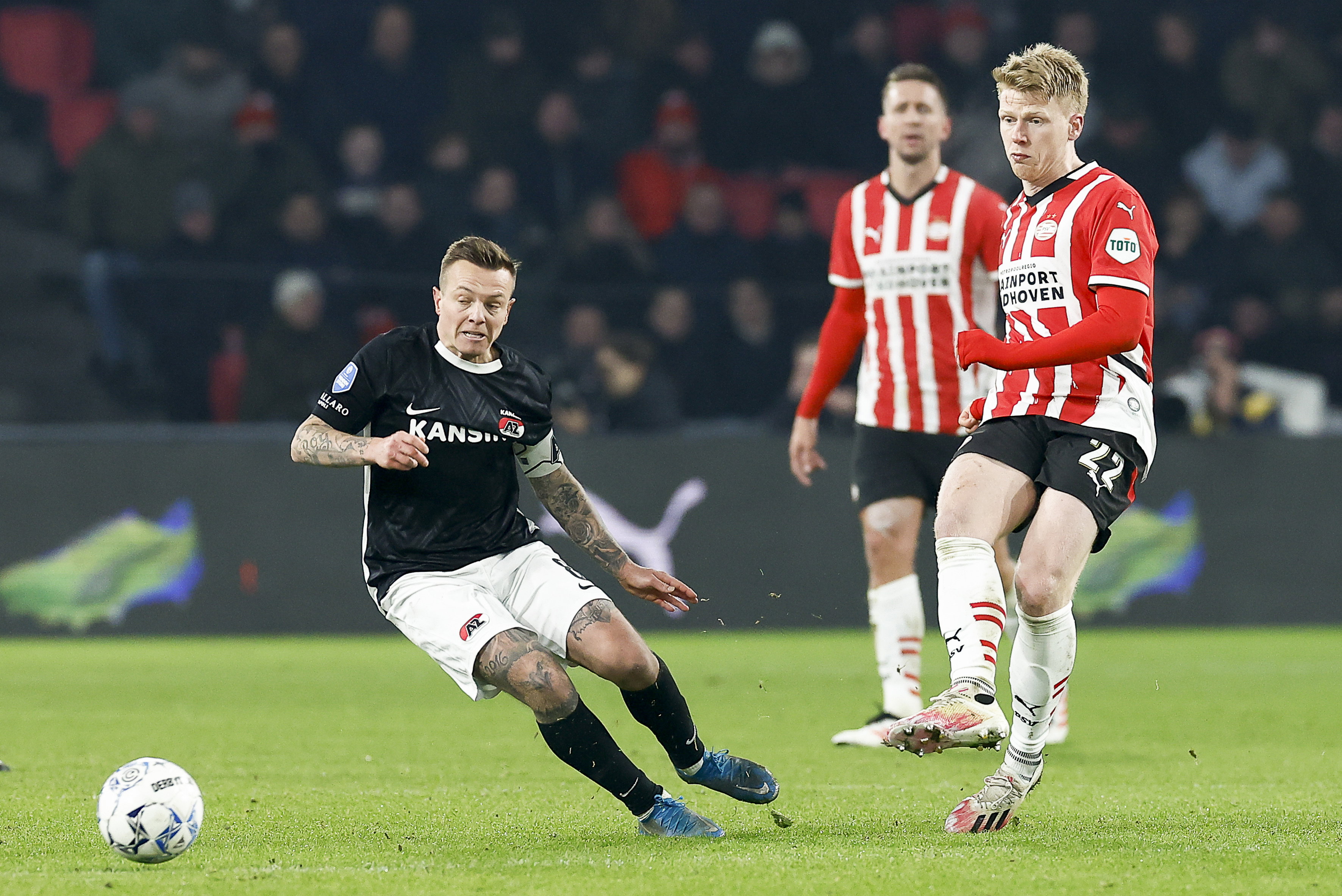 Jordy Clasie en Jerdy Schouten tegen elkaar in actie