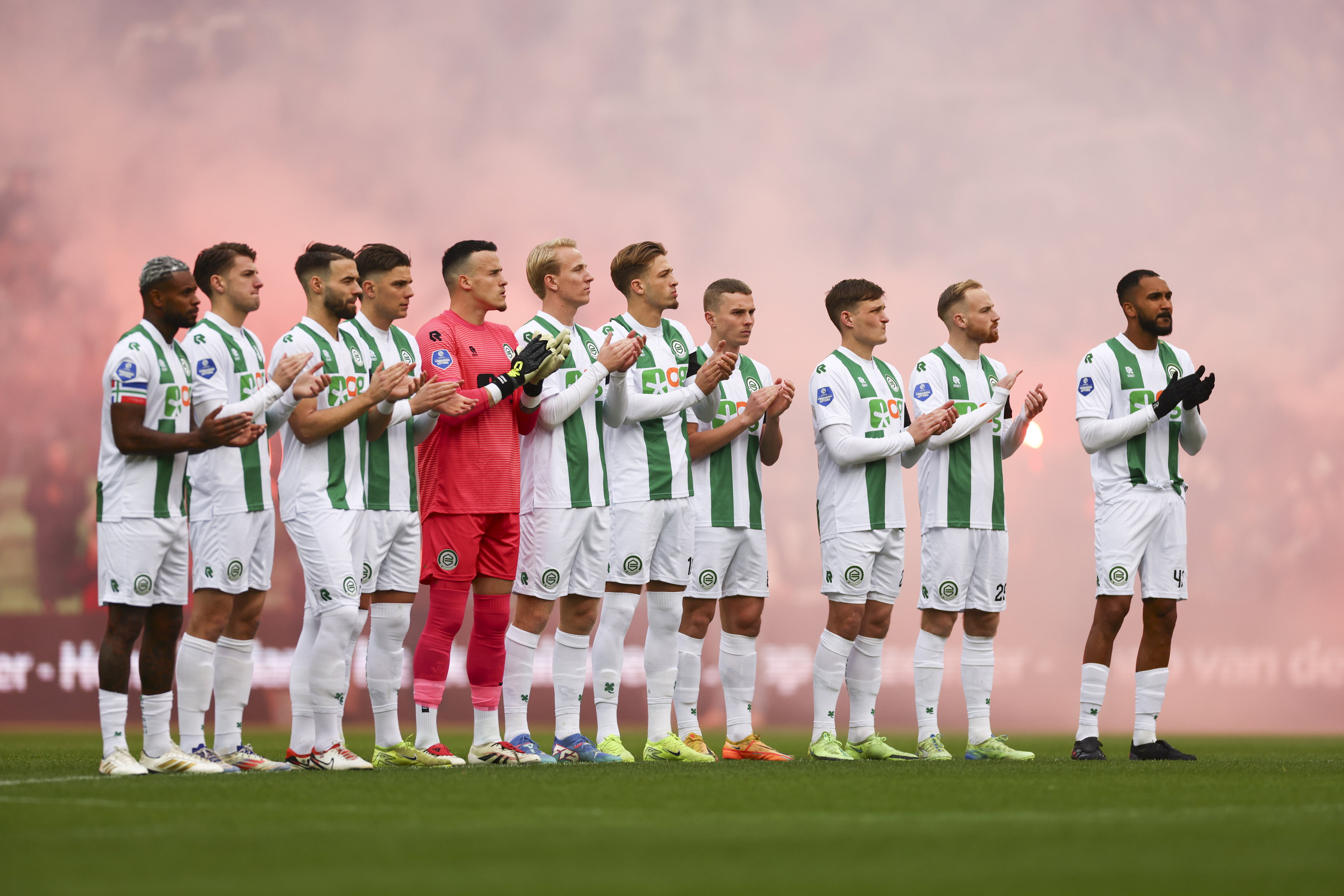 De spelers van FC Groningen brengen een eerbetoon