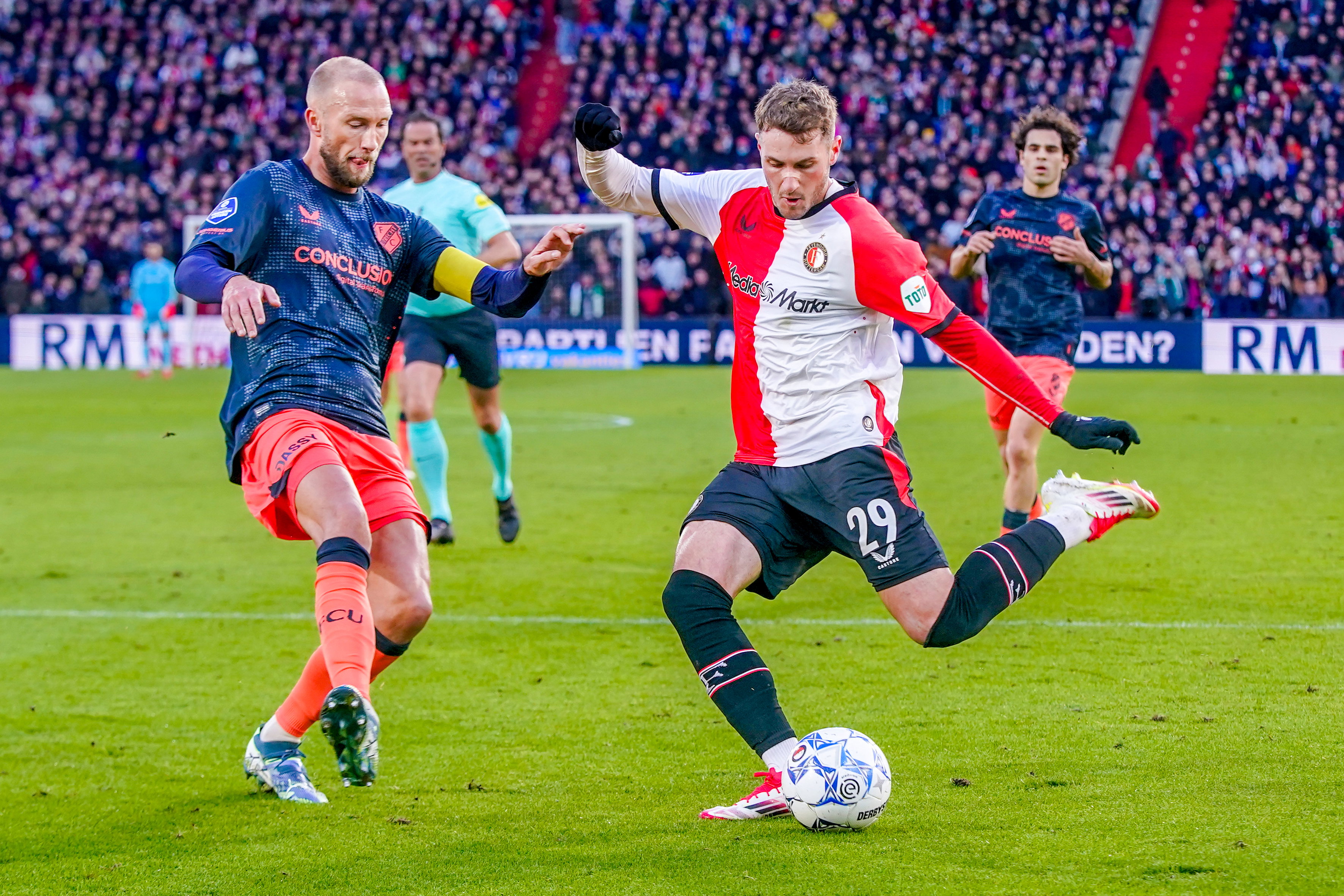 Mike van der Hoorn en Santiago Giménez