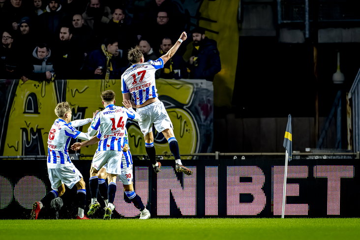 SC Heerenveen viert een treffer tegen NAC Breda