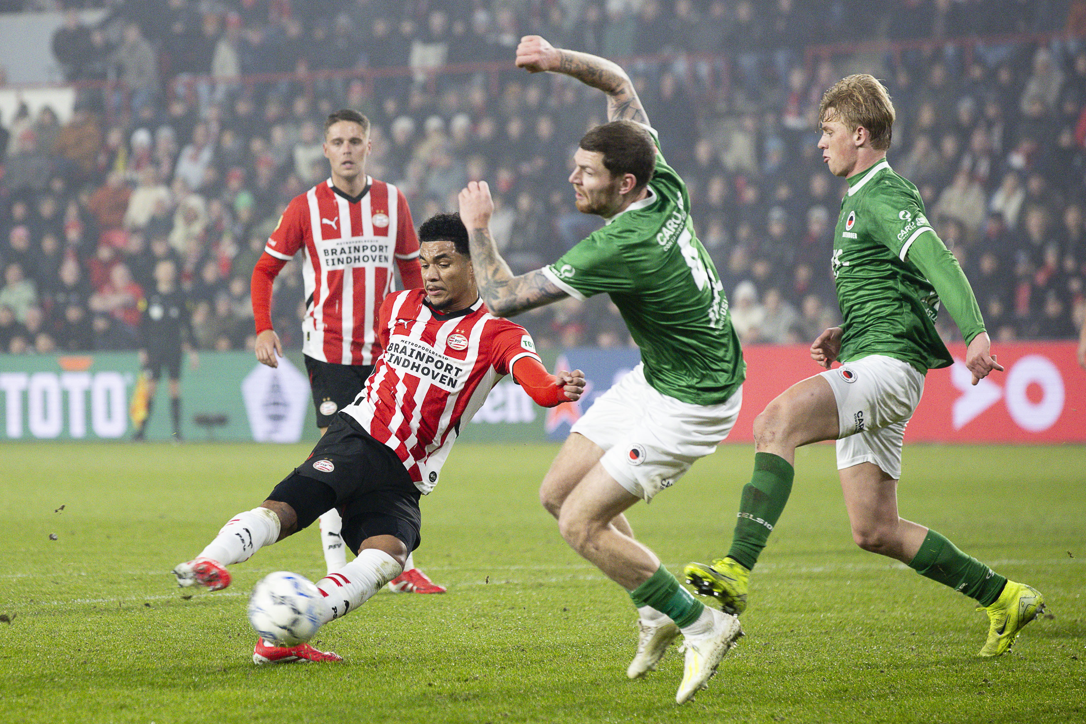 Malik Tillman tijdens het moment waarop hij zijn enkelblessure opliep