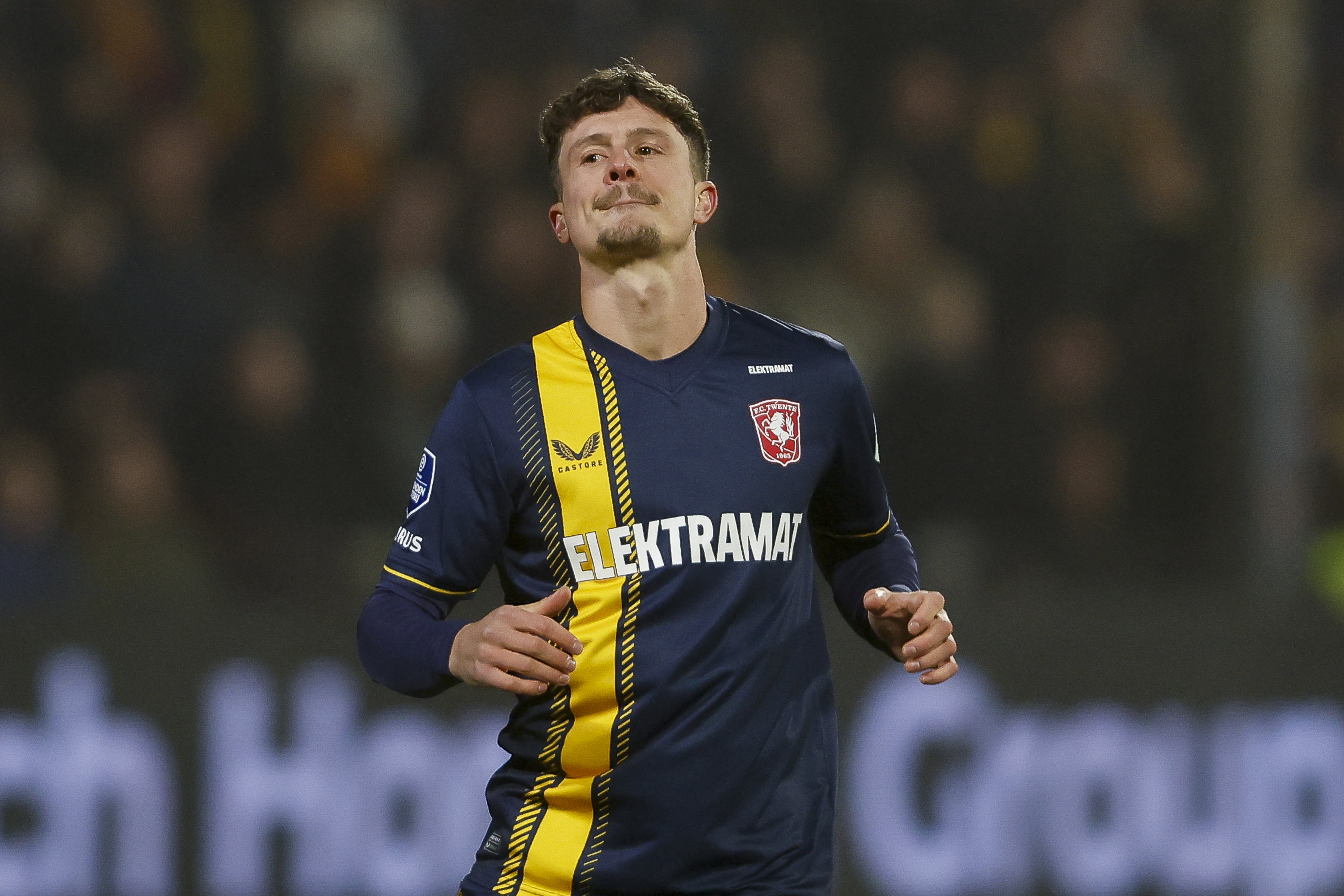 Bas Kuipers in het FC Twente-shirt, met op de rechterborst het logo van Castore
