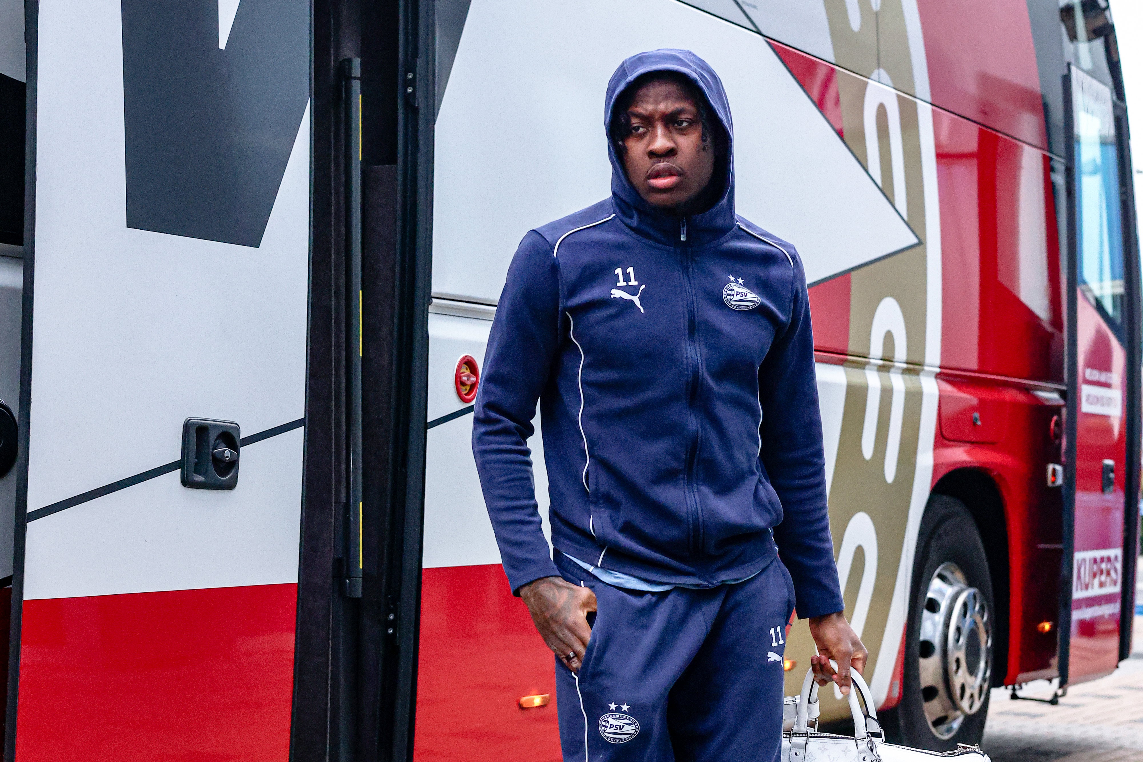 Johan Bakayoko bij de spelersbus van PSV