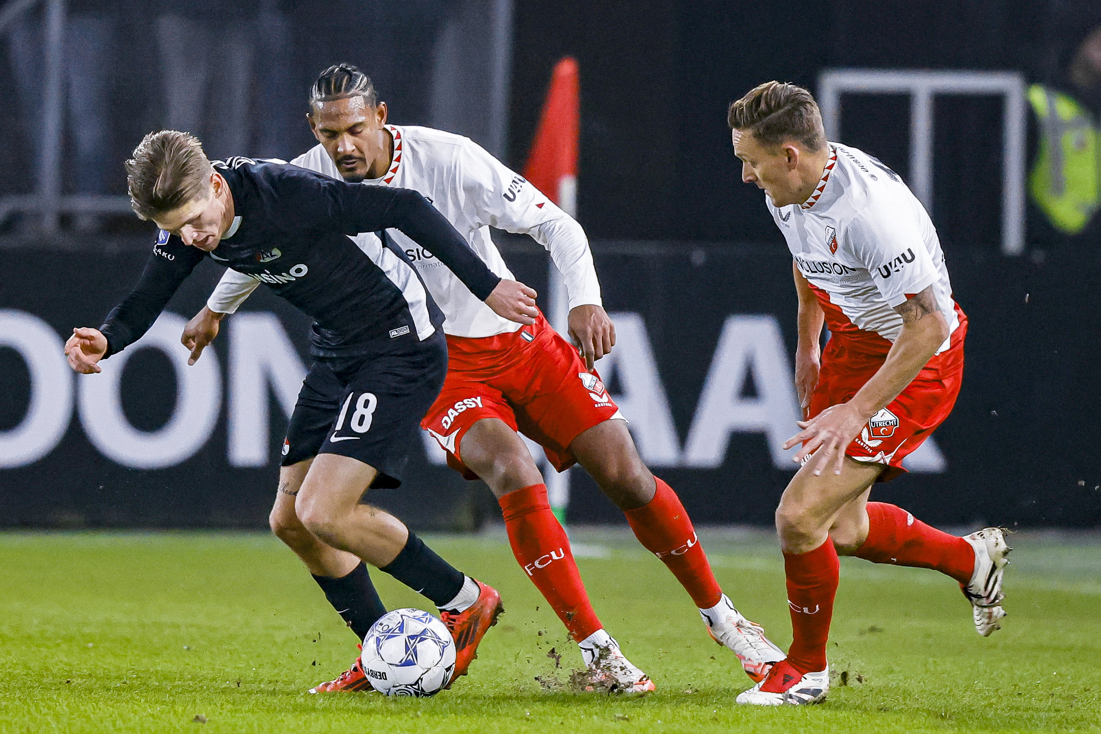 Sébastien Haller en Jens Toornstra (FC Utrecht) in het duel met AZ