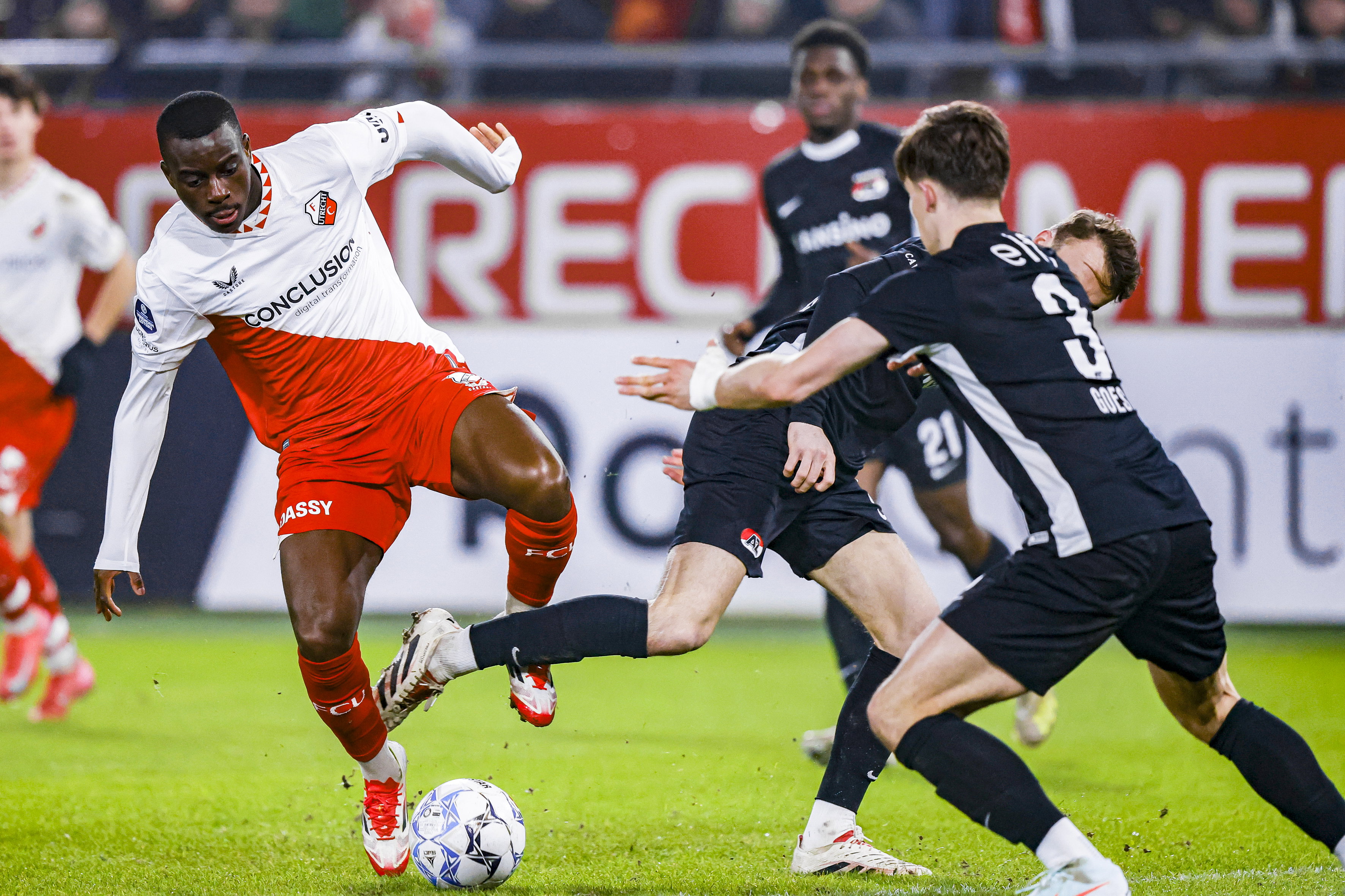 Yoann Cathline (FC Utrecht) in het duel met AZ