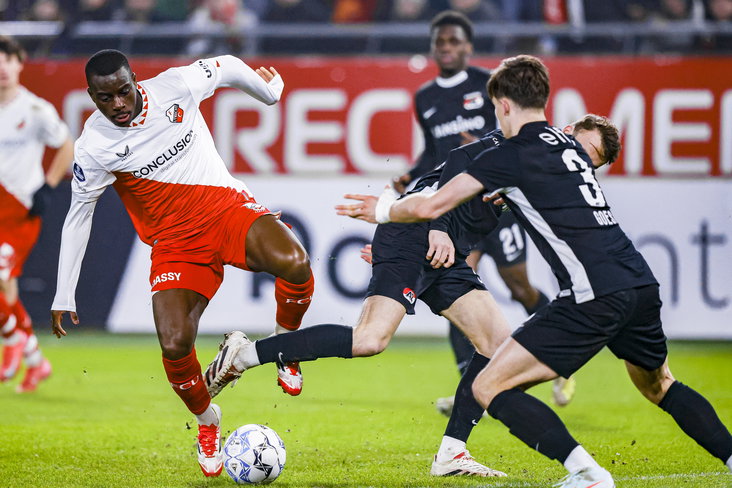 Yoann Cathline (FC Utrecht) in het duel met AZ