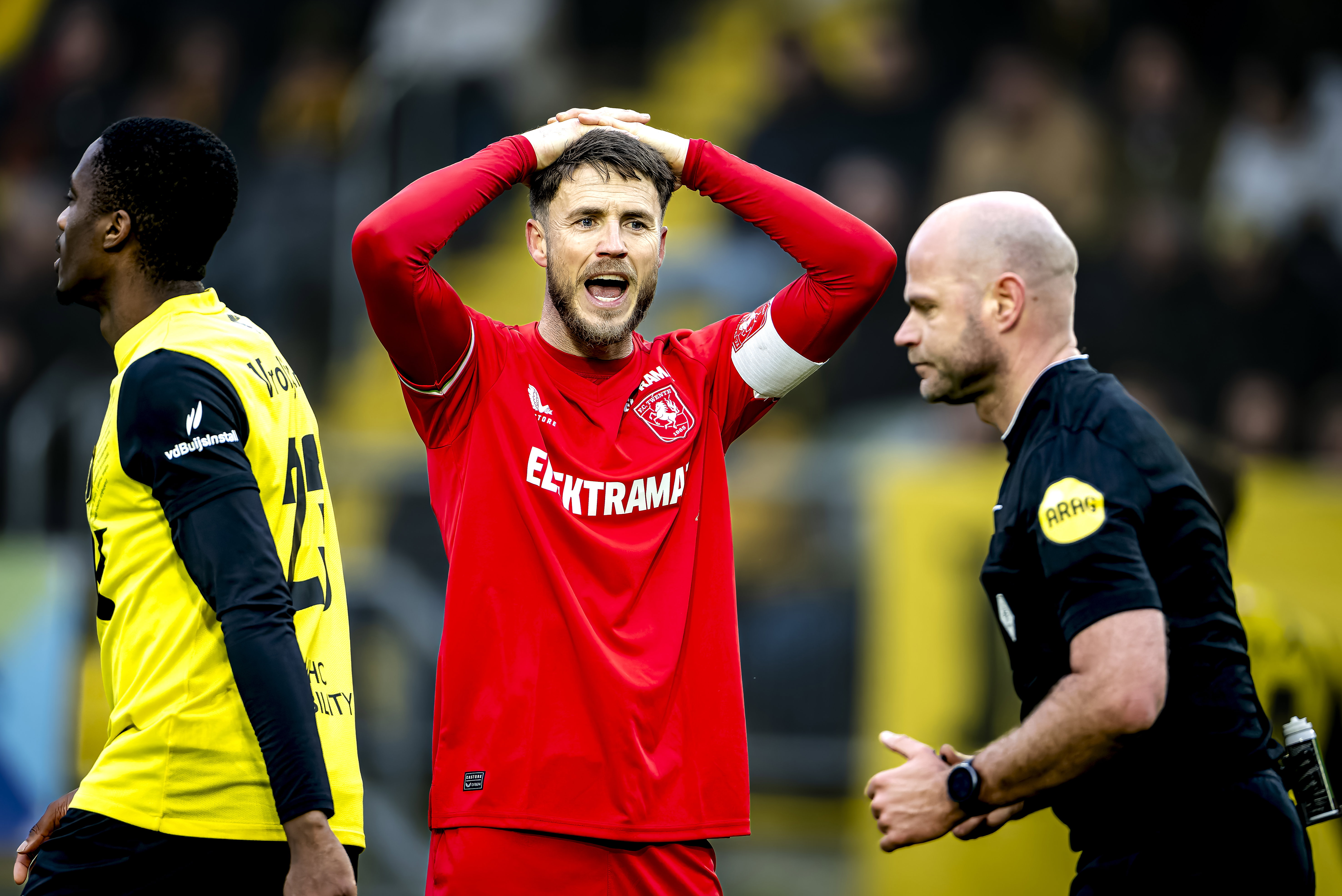 Ricky van Wolfswinkel kijkt vol ongeloof naar scheidsrechter Rob Dieperink