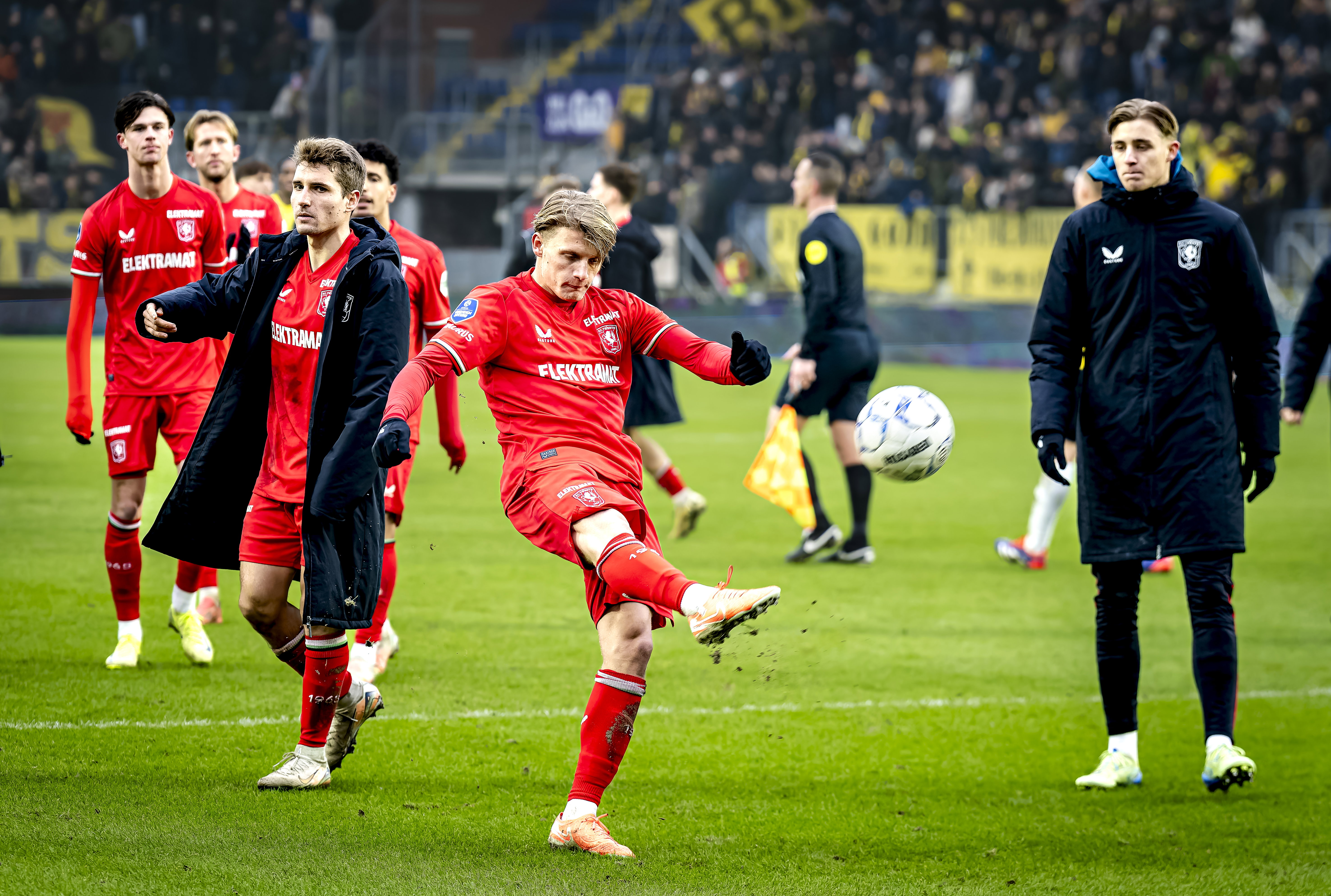 Sem Steijn schiet uit frustratie een bal de tribune in